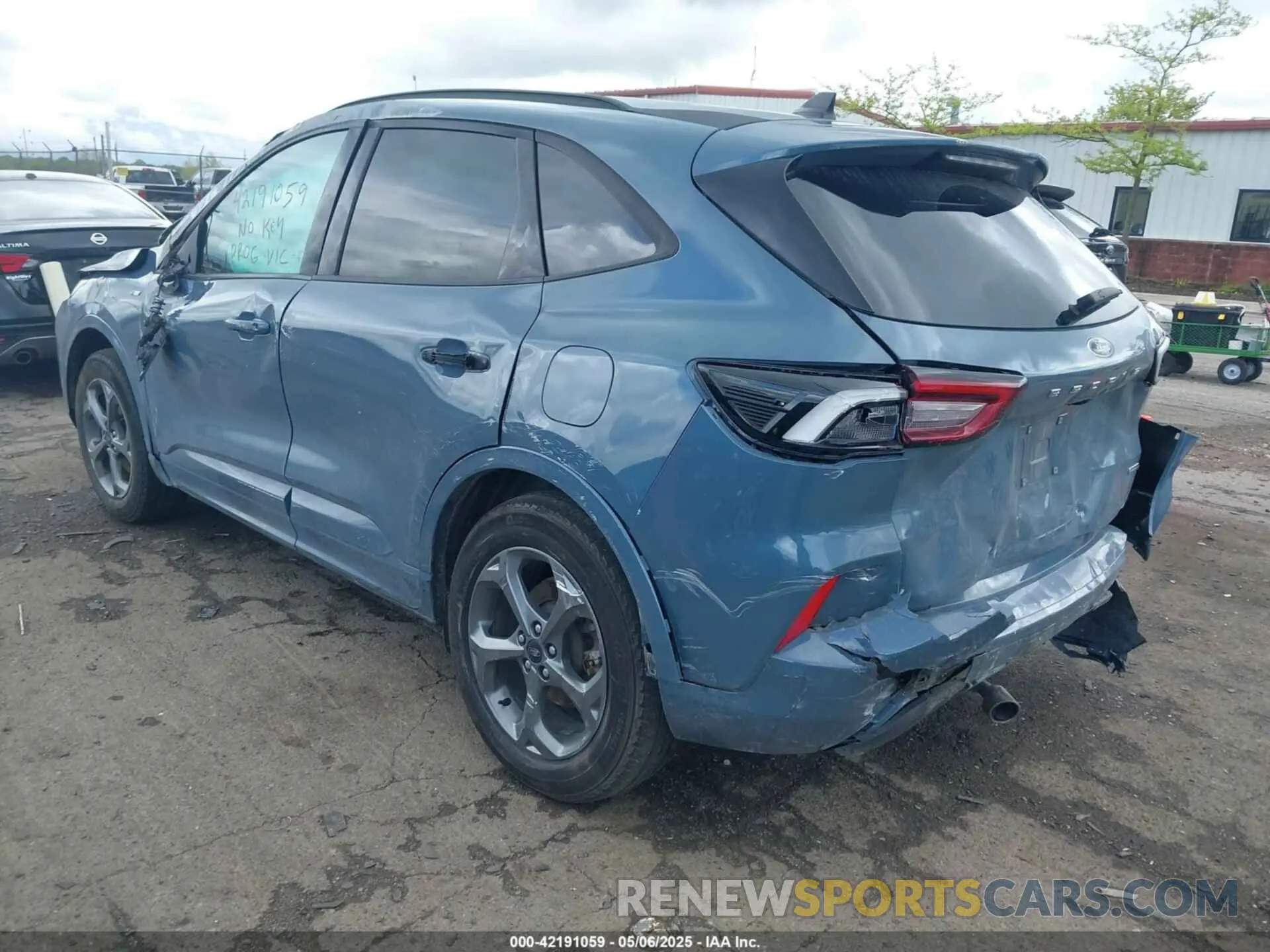 3 fotografías del automóvil dañado 1FMCU9NZ4PUB02302 FORD ESCAPE 2023