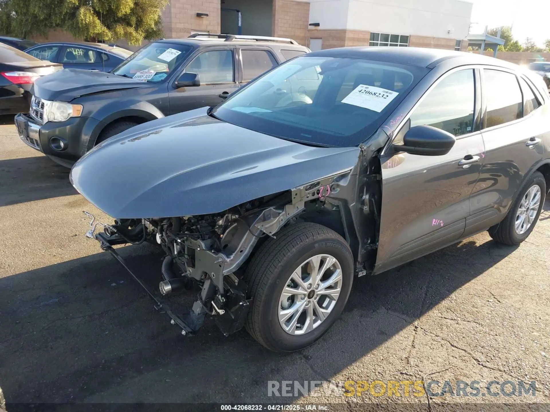 2 fotografías del automóvil dañado 1FMCU0GN1RUB03237 FORD ESCAPE 2024