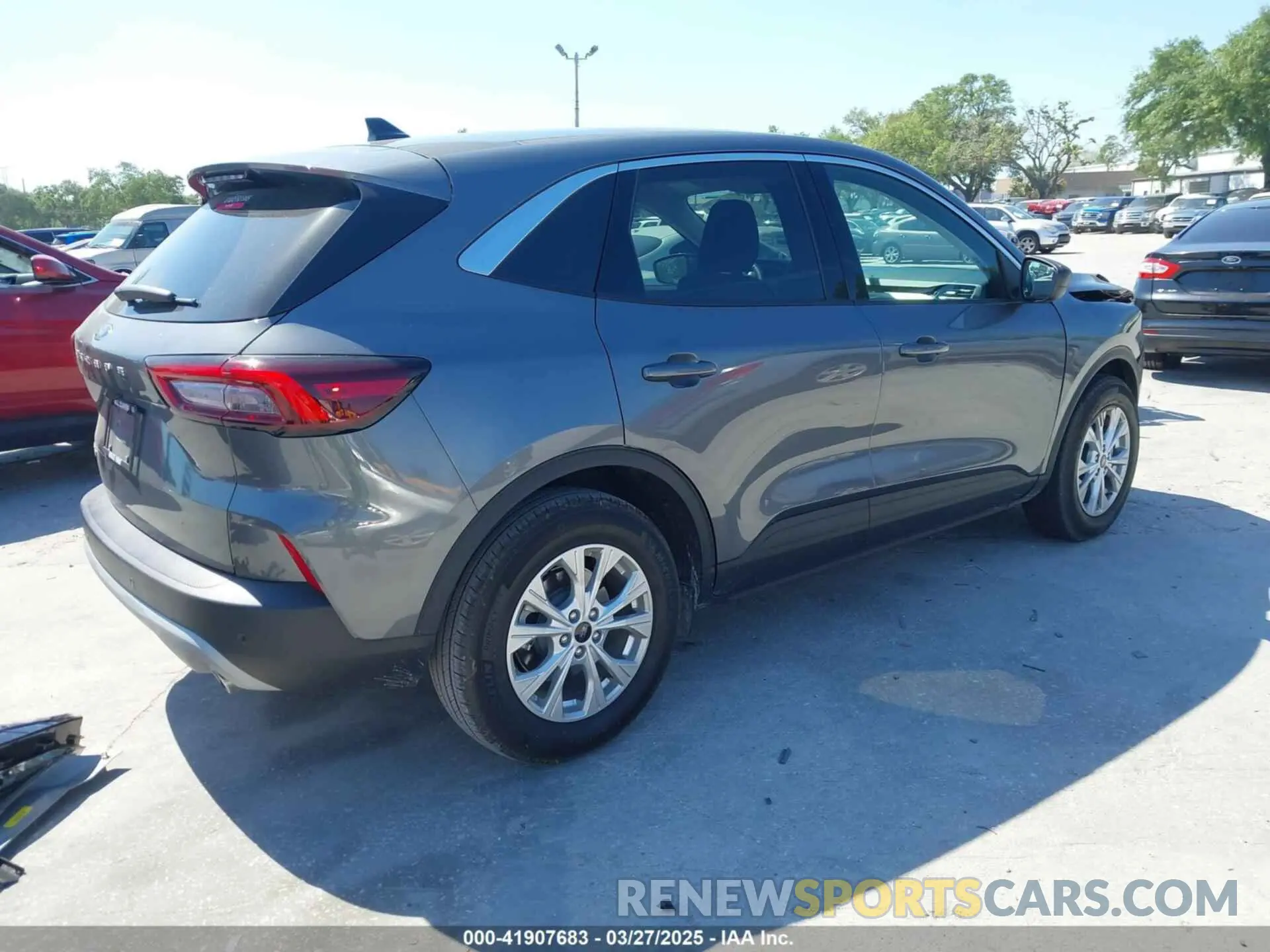 4 fotografías del automóvil dañado 1FMCU0GN1RUB28672 FORD ESCAPE 2024