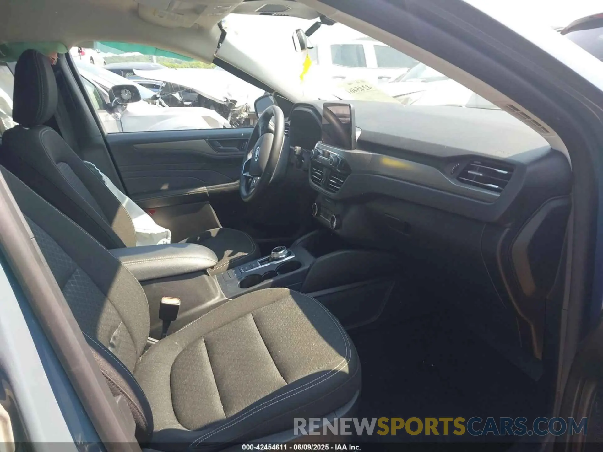 5 fotografías del automóvil dañado 1FMCU0GN2RUB05854 FORD ESCAPE 2024