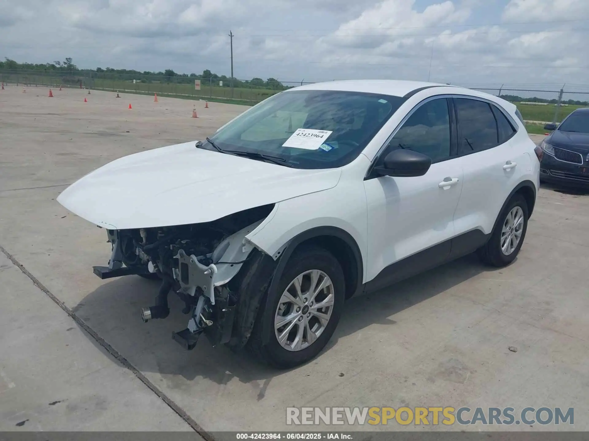 2 fotografías del automóvil dañado 1FMCU0GN4RUA36049 FORD ESCAPE 2024