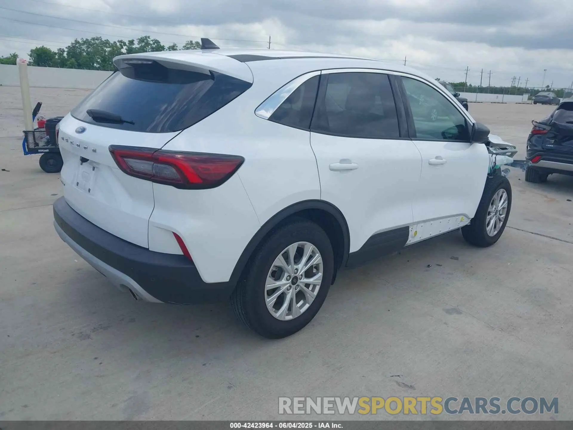 4 fotografías del automóvil dañado 1FMCU0GN4RUA36049 FORD ESCAPE 2024