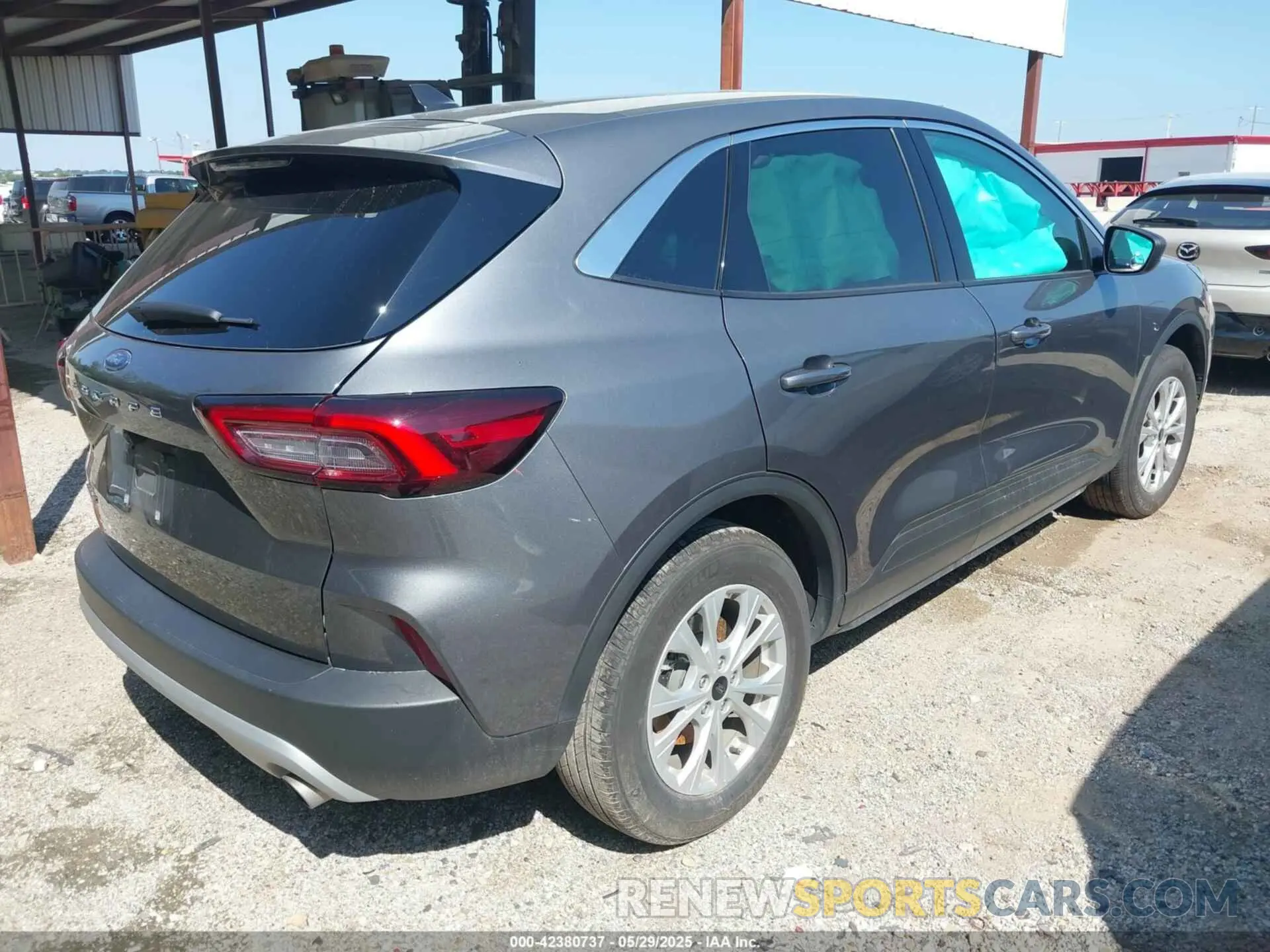 4 fotografías del automóvil dañado 1FMCU0GN9RUA04732 FORD ESCAPE 2024
