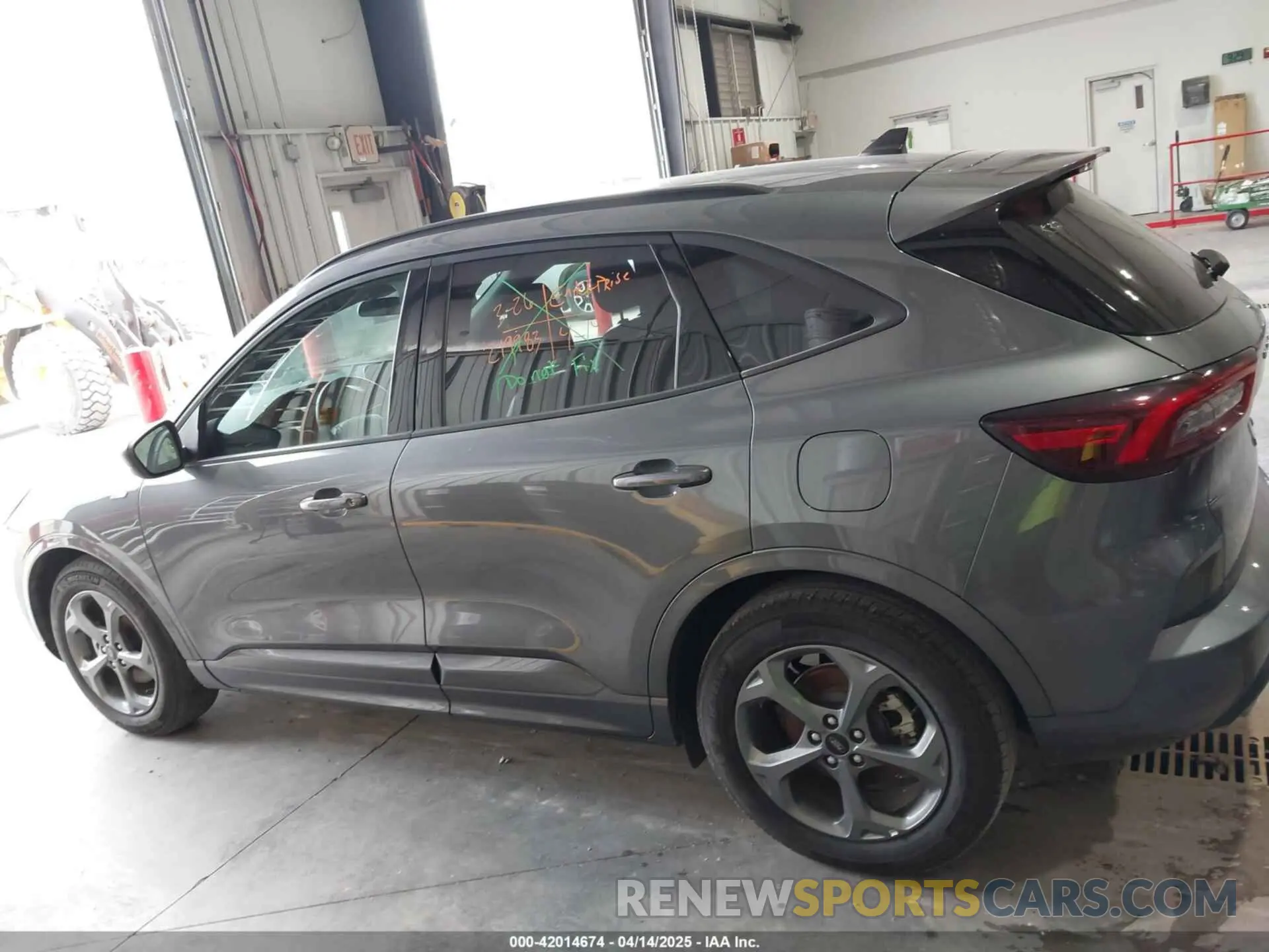14 fotografías del automóvil dañado 1FMCU0MN1RUA03532 FORD ESCAPE 2024