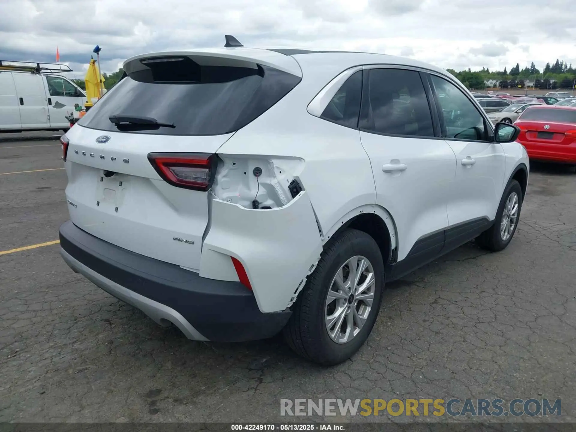 4 fotografías del automóvil dañado 1FMCU9GN0RUA66671 FORD ESCAPE 2024