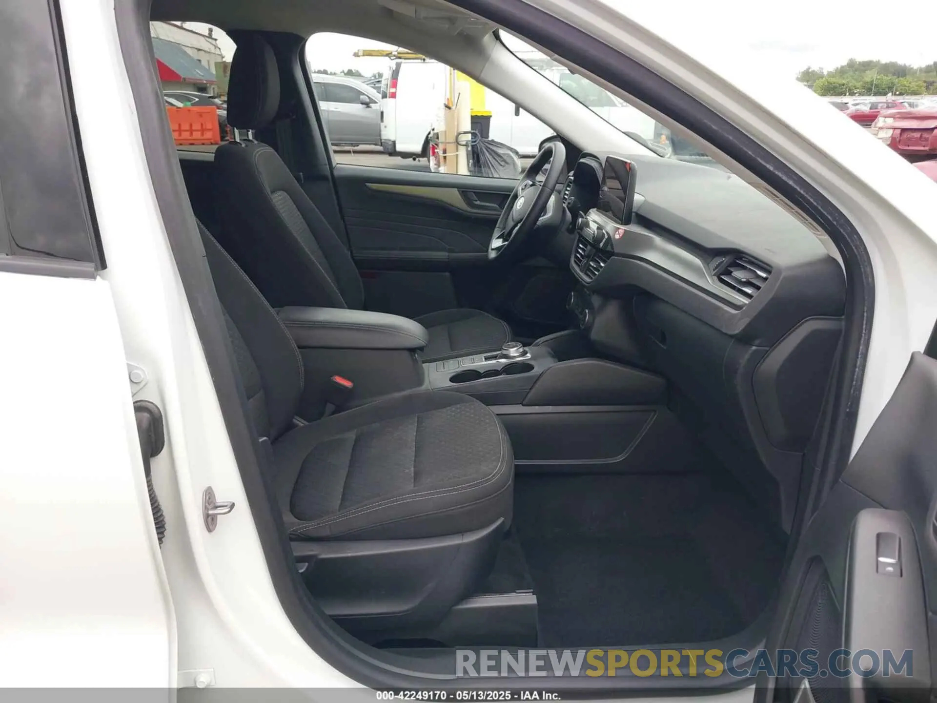 5 fotografías del automóvil dañado 1FMCU9GN0RUA66671 FORD ESCAPE 2024