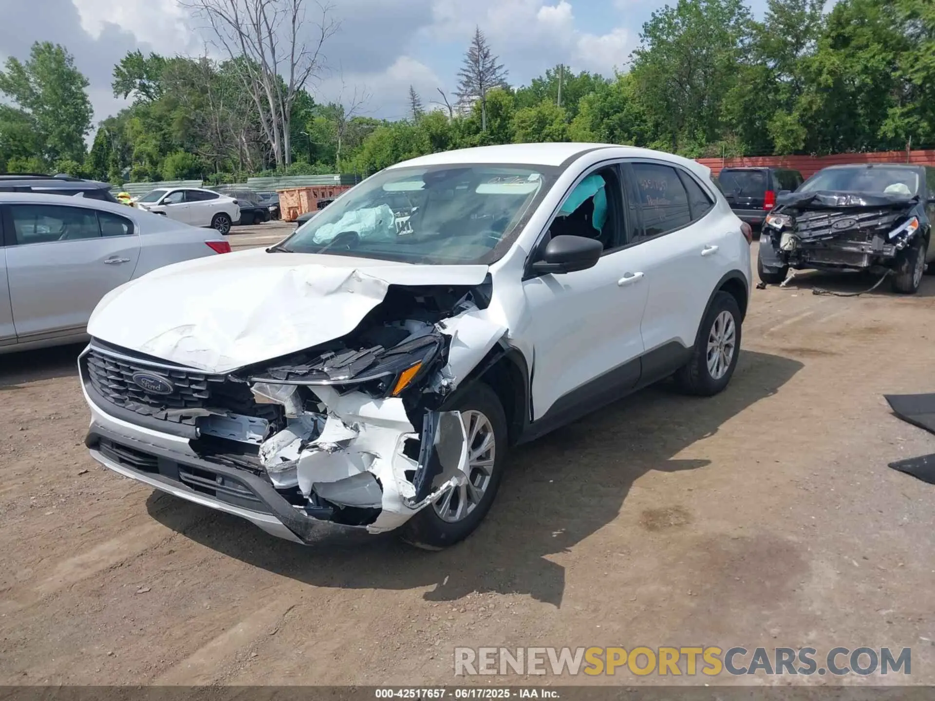 2 fotografías del automóvil dañado 1FMCU9GN0RUA79758 FORD ESCAPE 2024