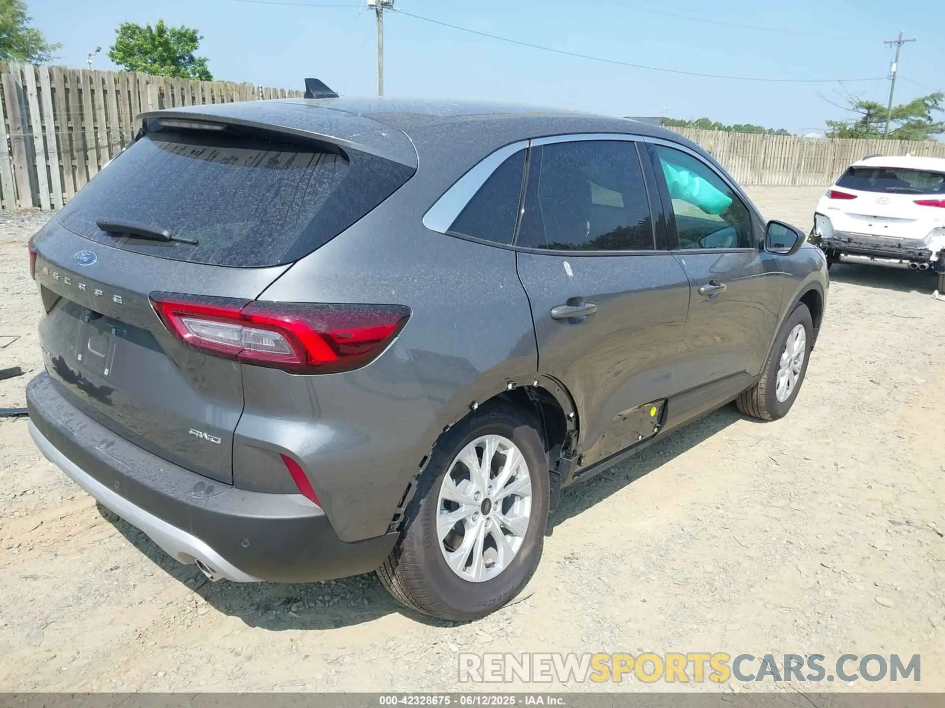4 fotografías del automóvil dañado 1FMCU9GN0RUB39361 FORD ESCAPE 2024