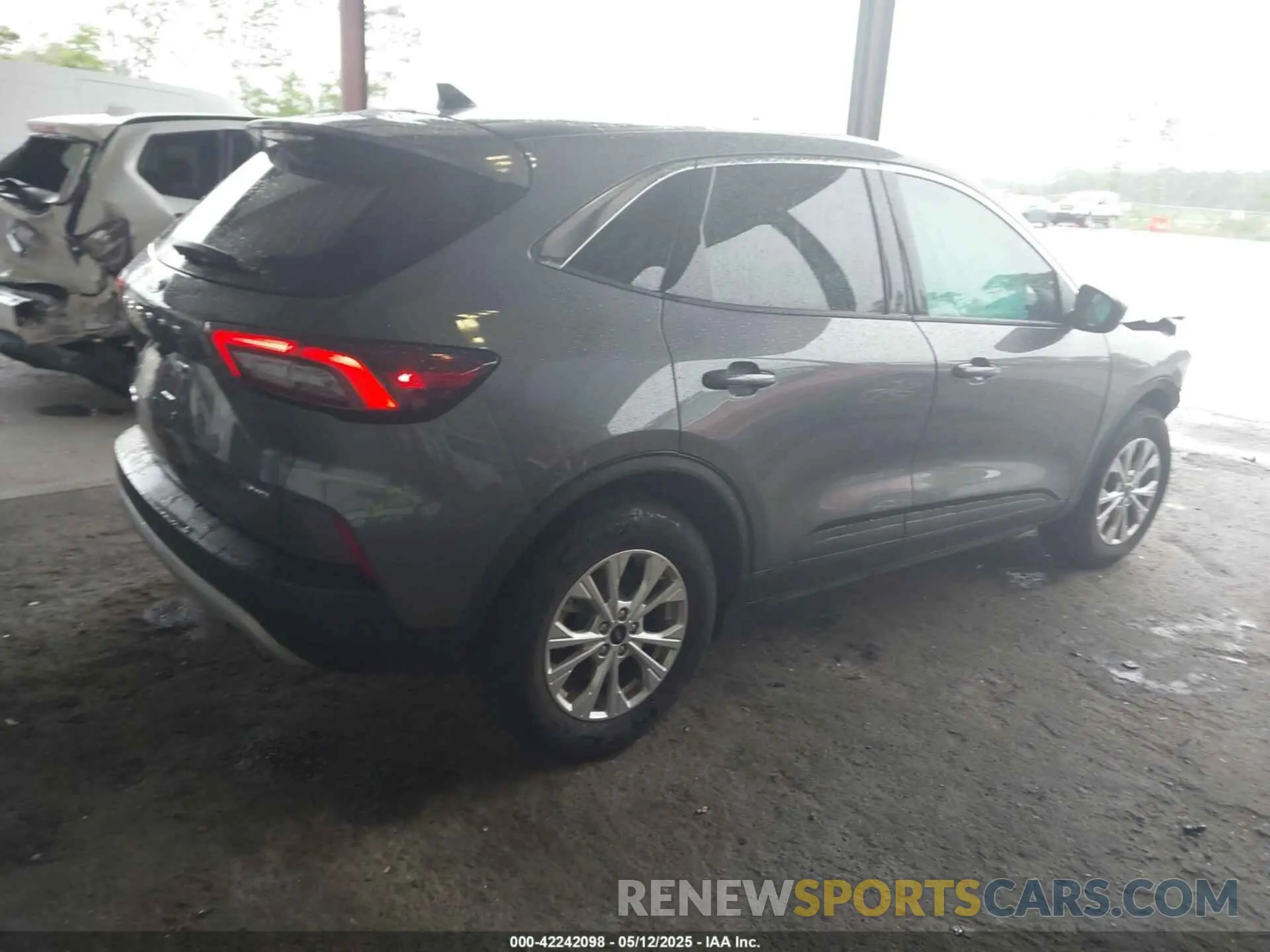 4 fotografías del automóvil dañado 1FMCU9GN2RUA38595 FORD ESCAPE 2024