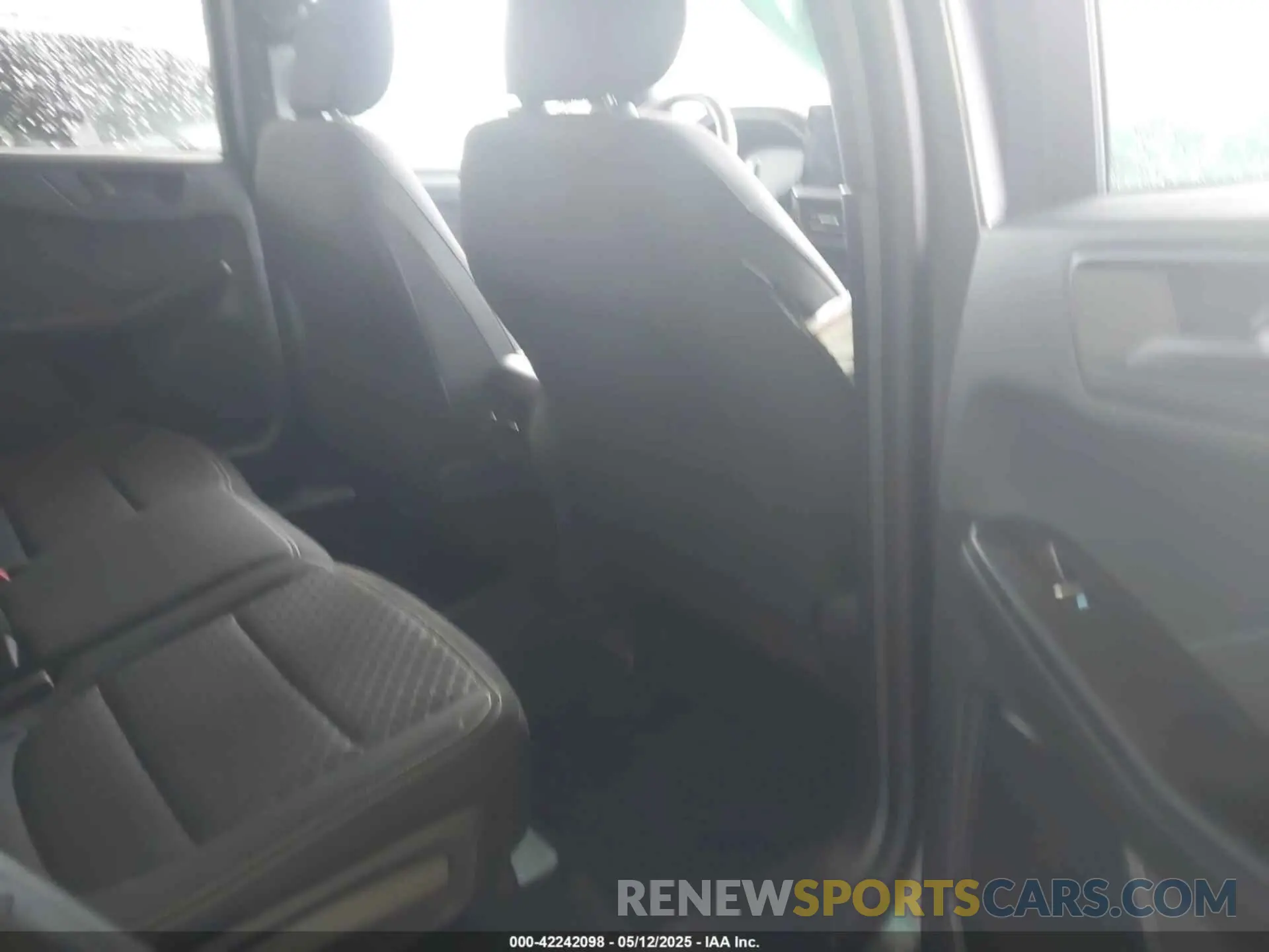 8 fotografías del automóvil dañado 1FMCU9GN2RUA38595 FORD ESCAPE 2024