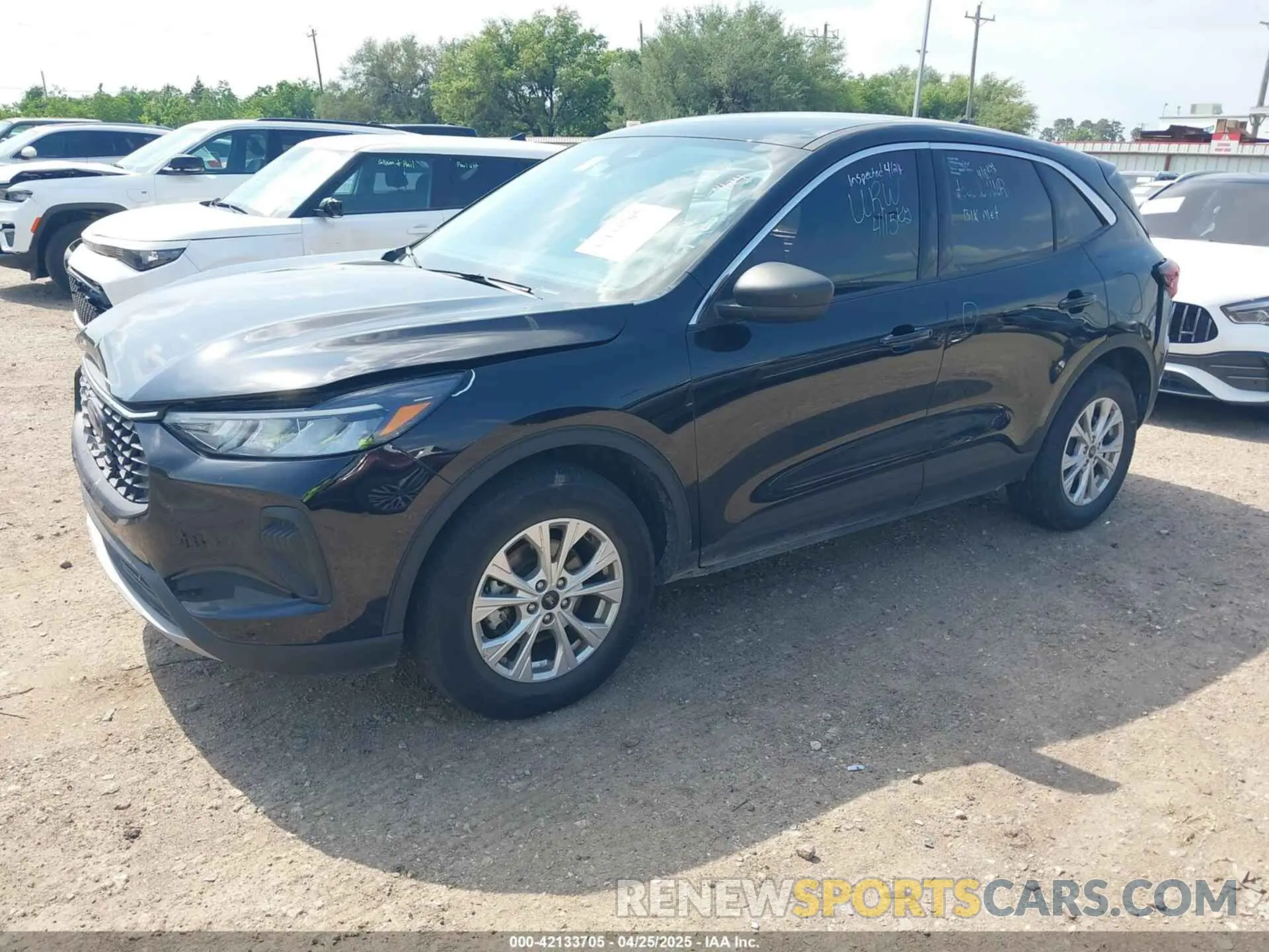 2 fotografías del automóvil dañado 1FMCU9GN3RUA23622 FORD ESCAPE 2024