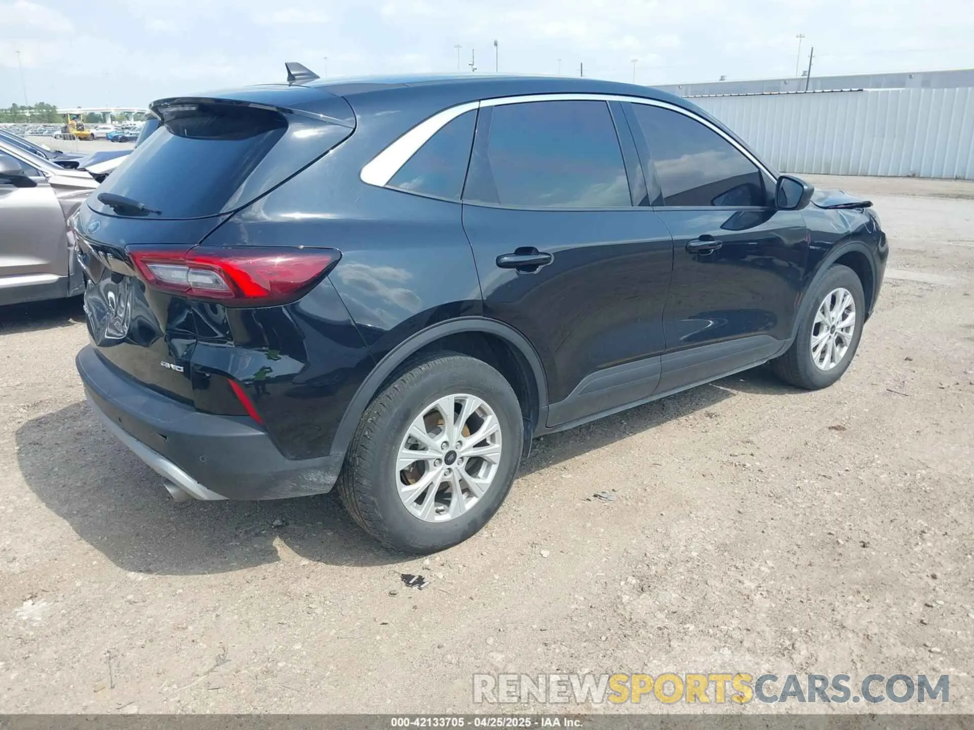 4 fotografías del automóvil dañado 1FMCU9GN3RUA23622 FORD ESCAPE 2024