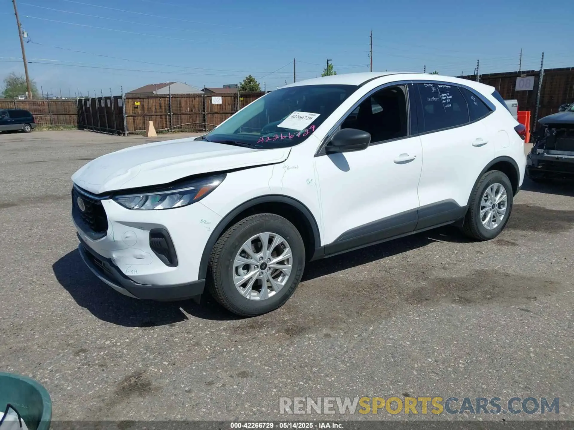 2 fotografías del automóvil dañado 1FMCU9GN5RUA74068 FORD ESCAPE 2024