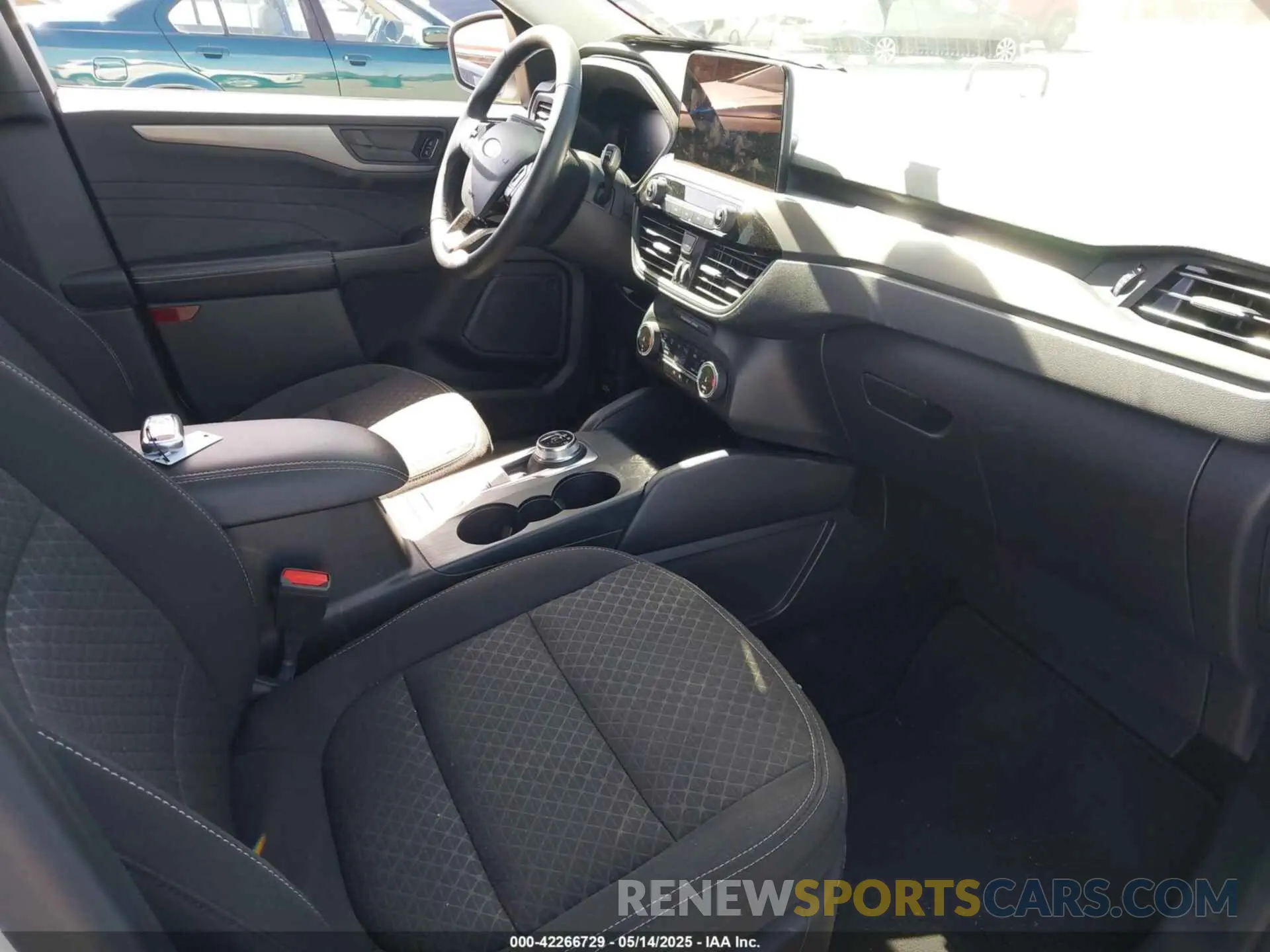5 fotografías del automóvil dañado 1FMCU9GN5RUA74068 FORD ESCAPE 2024