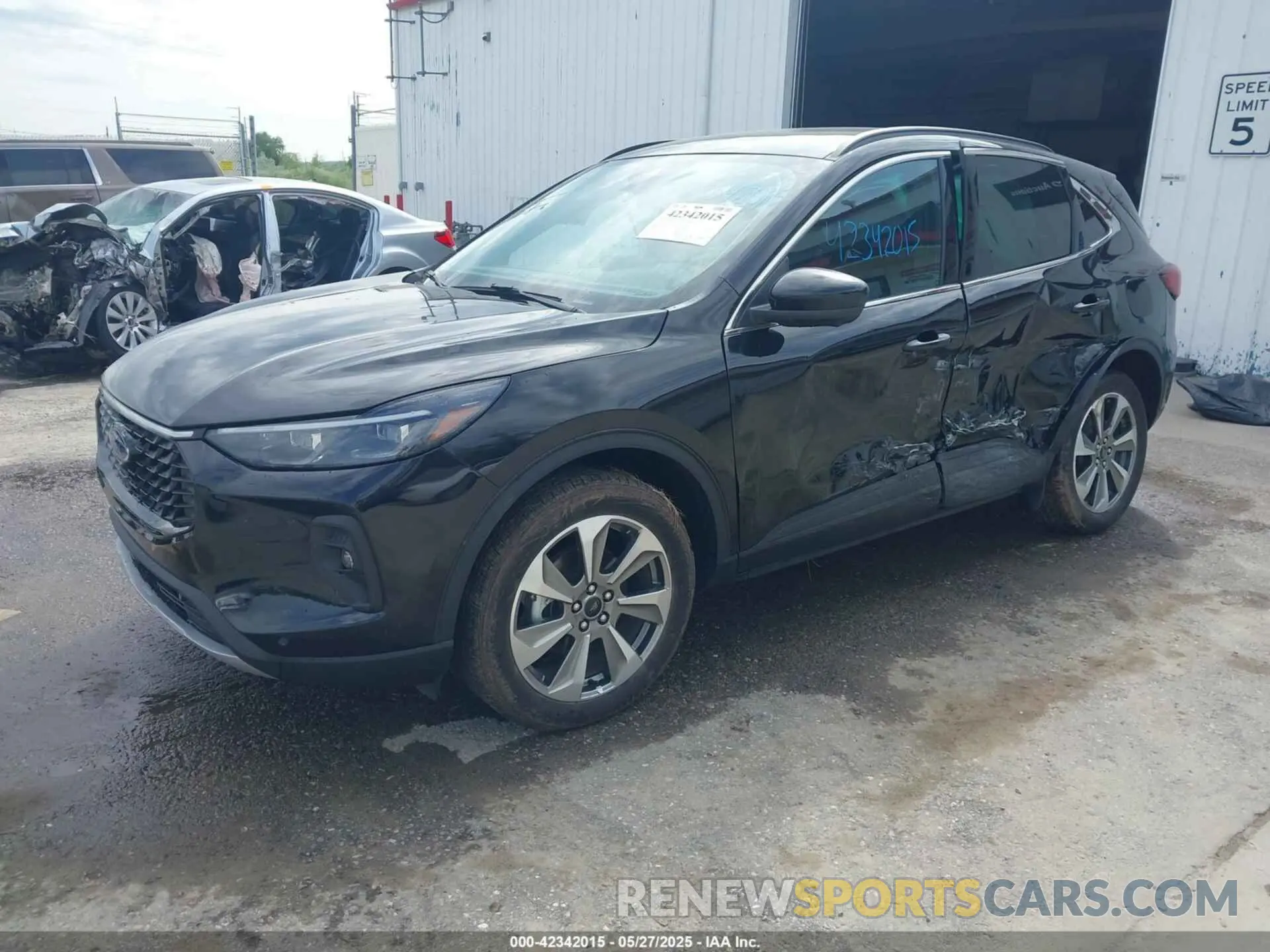 2 fotografías del automóvil dañado 1FMCU9JA2RUA35721 FORD ESCAPE 2024