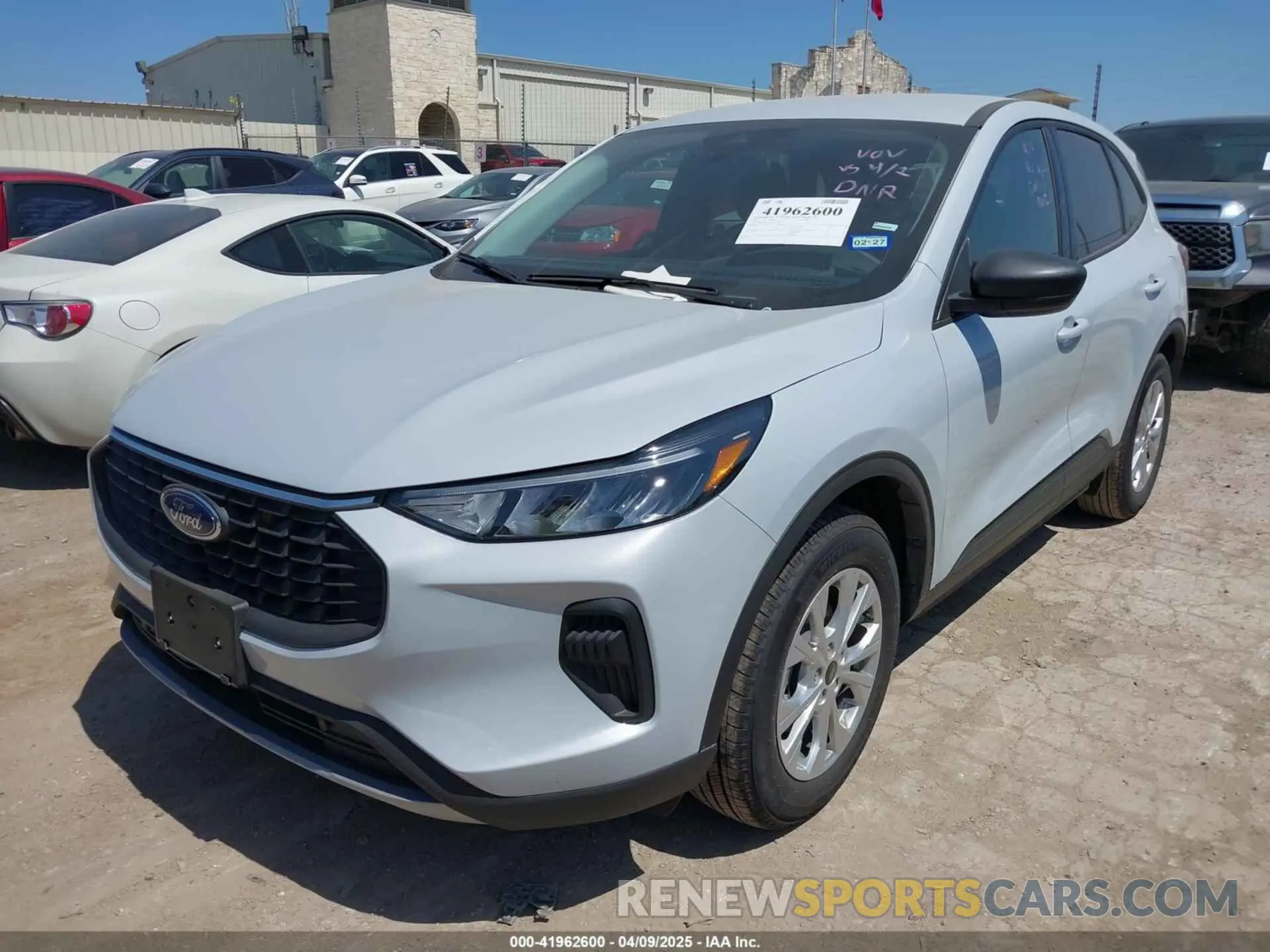 2 fotografías del automóvil dañado 1FMCU0GNXSUA81910 FORD ESCAPE 2025