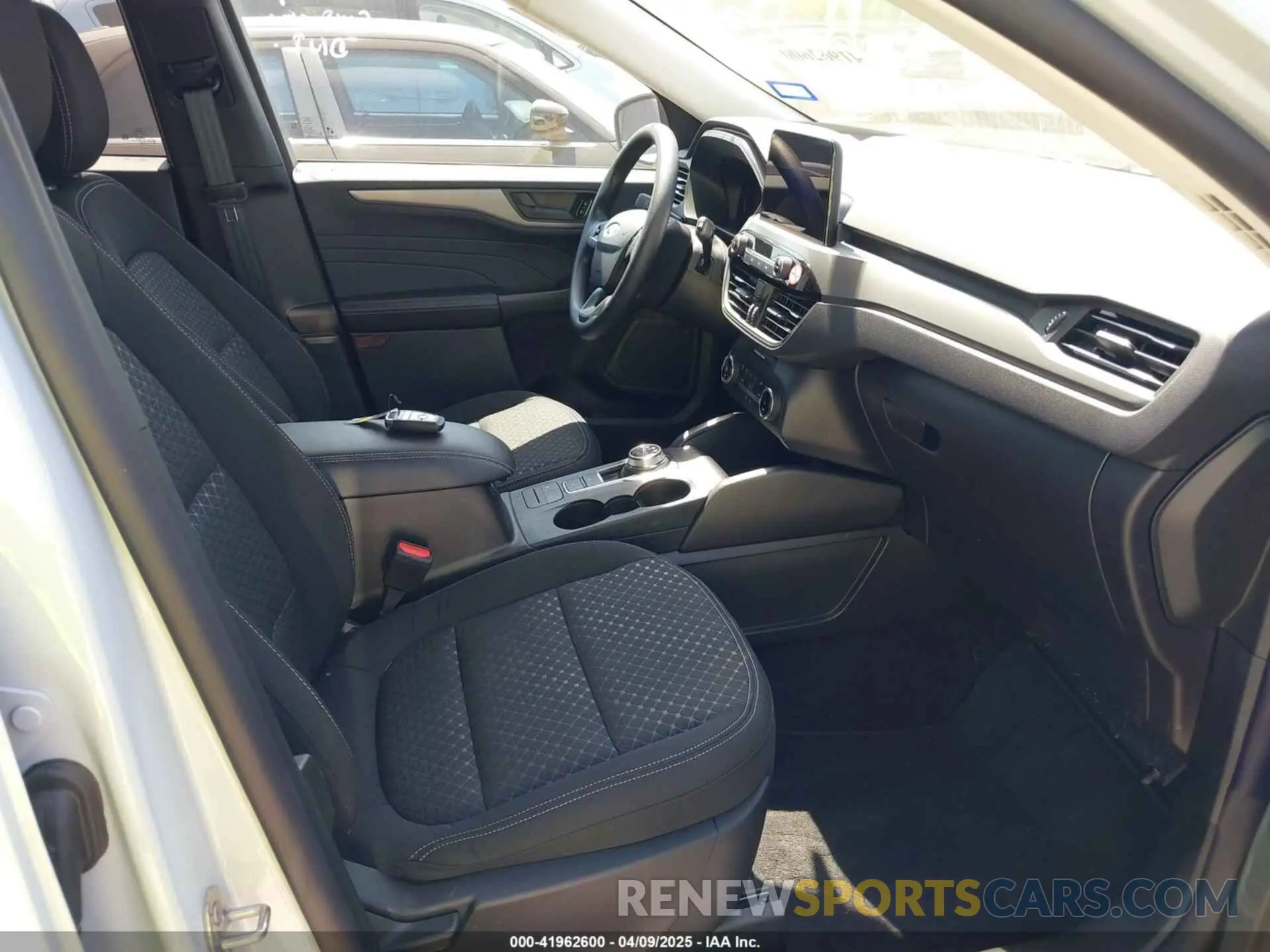 5 fotografías del automóvil dañado 1FMCU0GNXSUA81910 FORD ESCAPE 2025