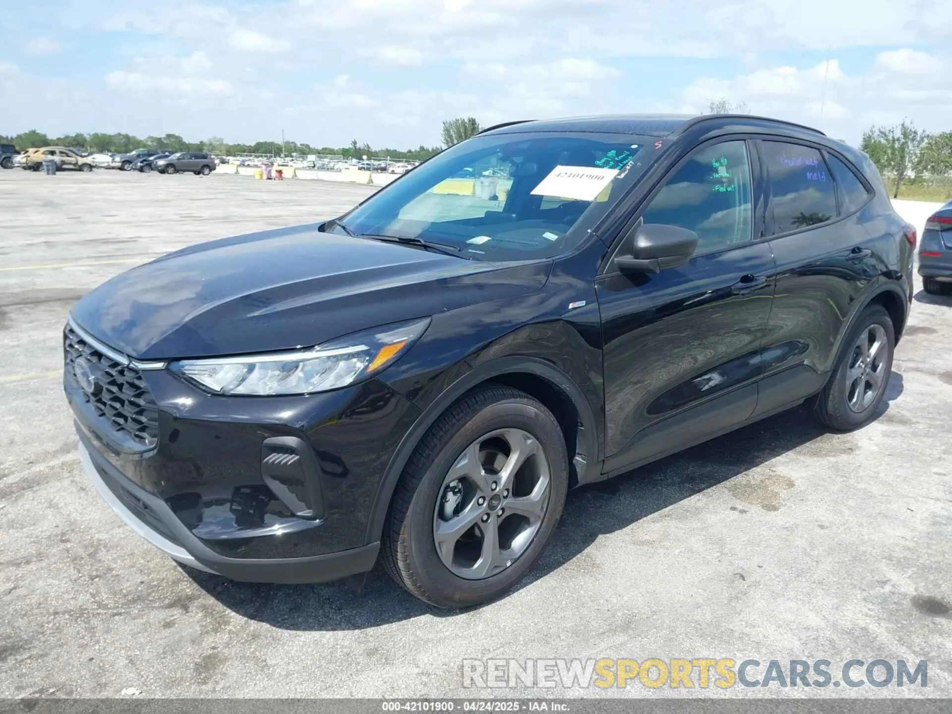 2 fotografías del automóvil dañado 1FMCU0MN1SUA09756 FORD ESCAPE 2025