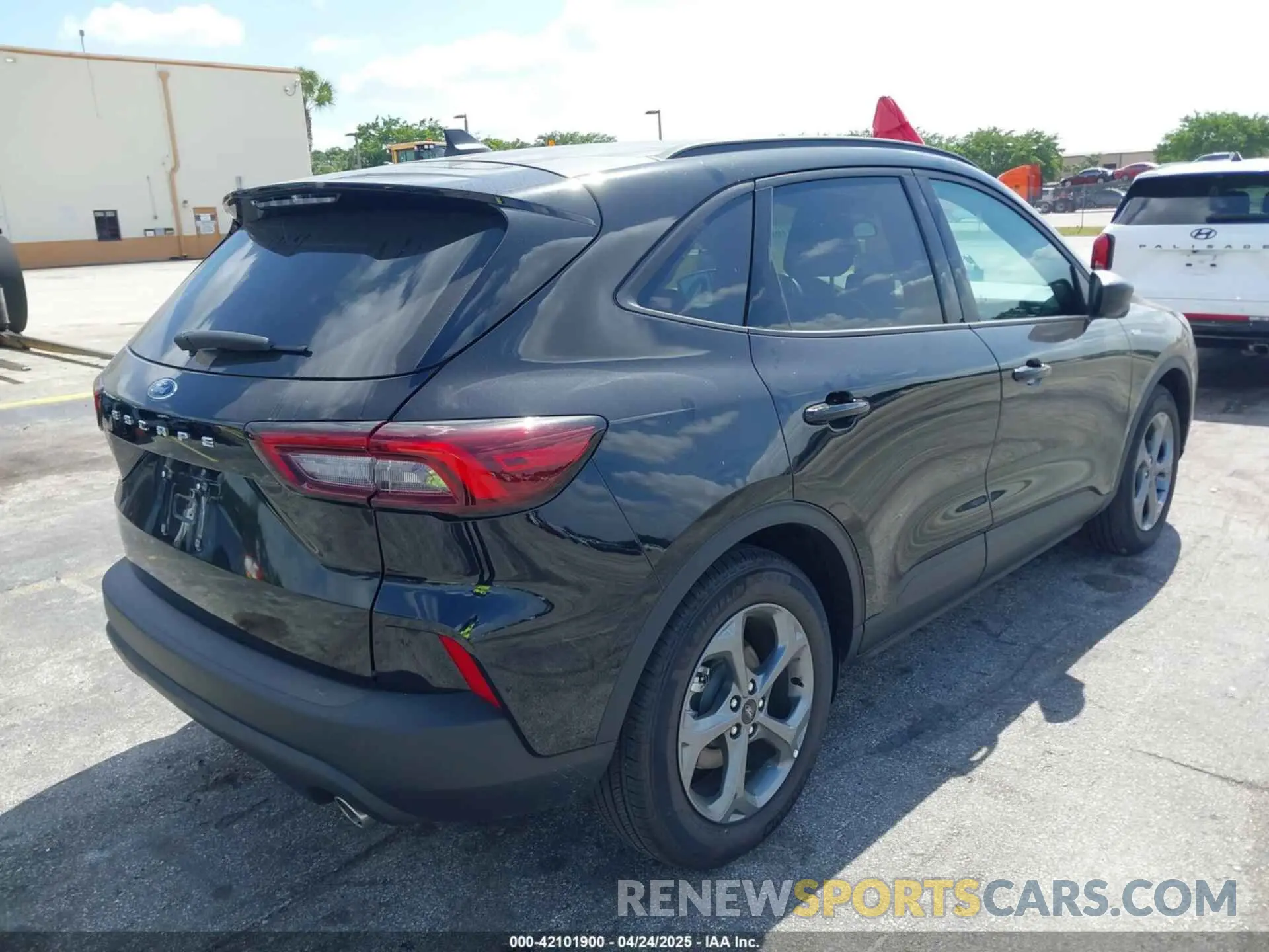 4 fotografías del automóvil dañado 1FMCU0MN1SUA09756 FORD ESCAPE 2025