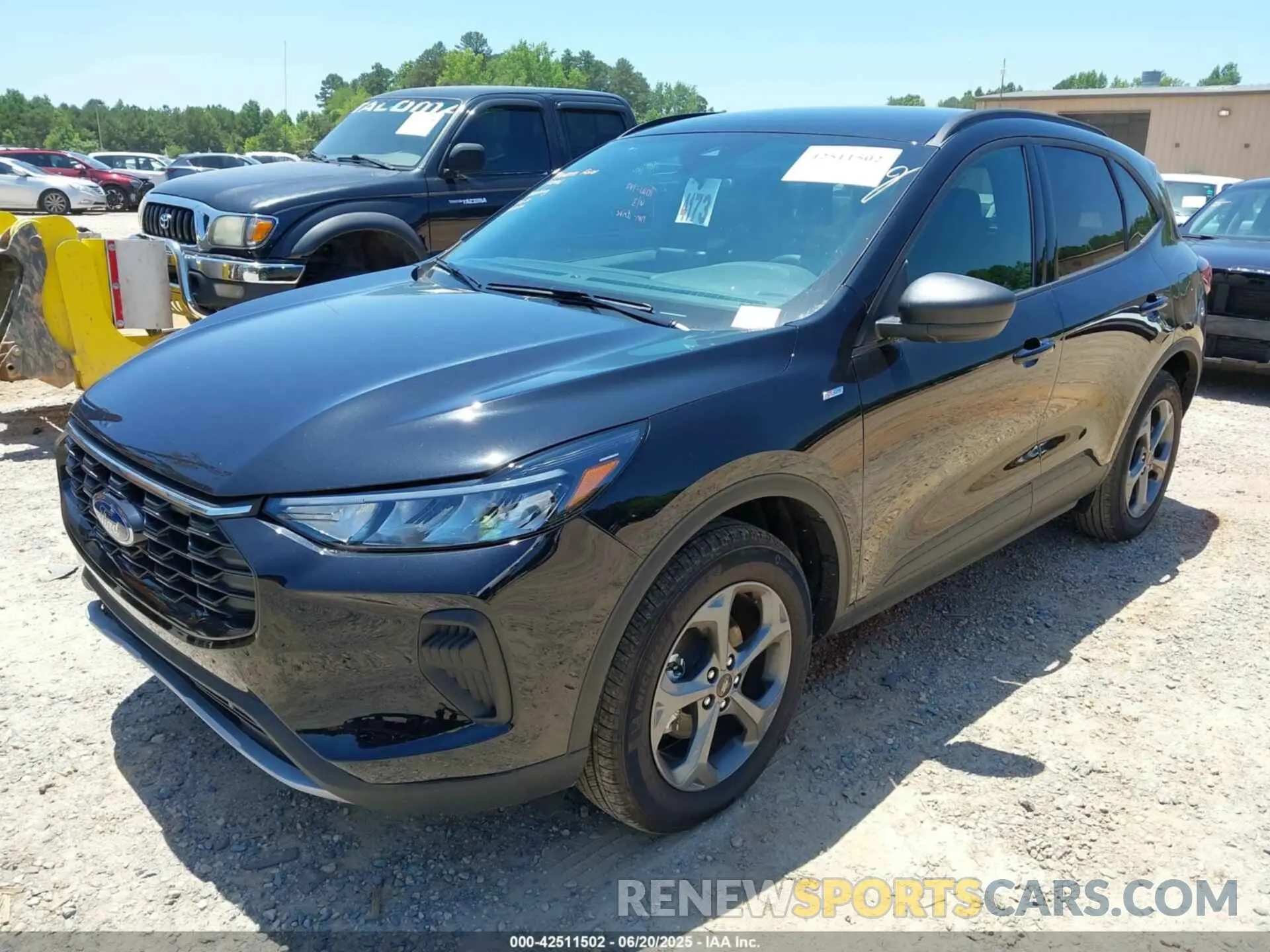 2 fotografías del automóvil dañado 1FMCU9MN8SUA34867 FORD ESCAPE 2025