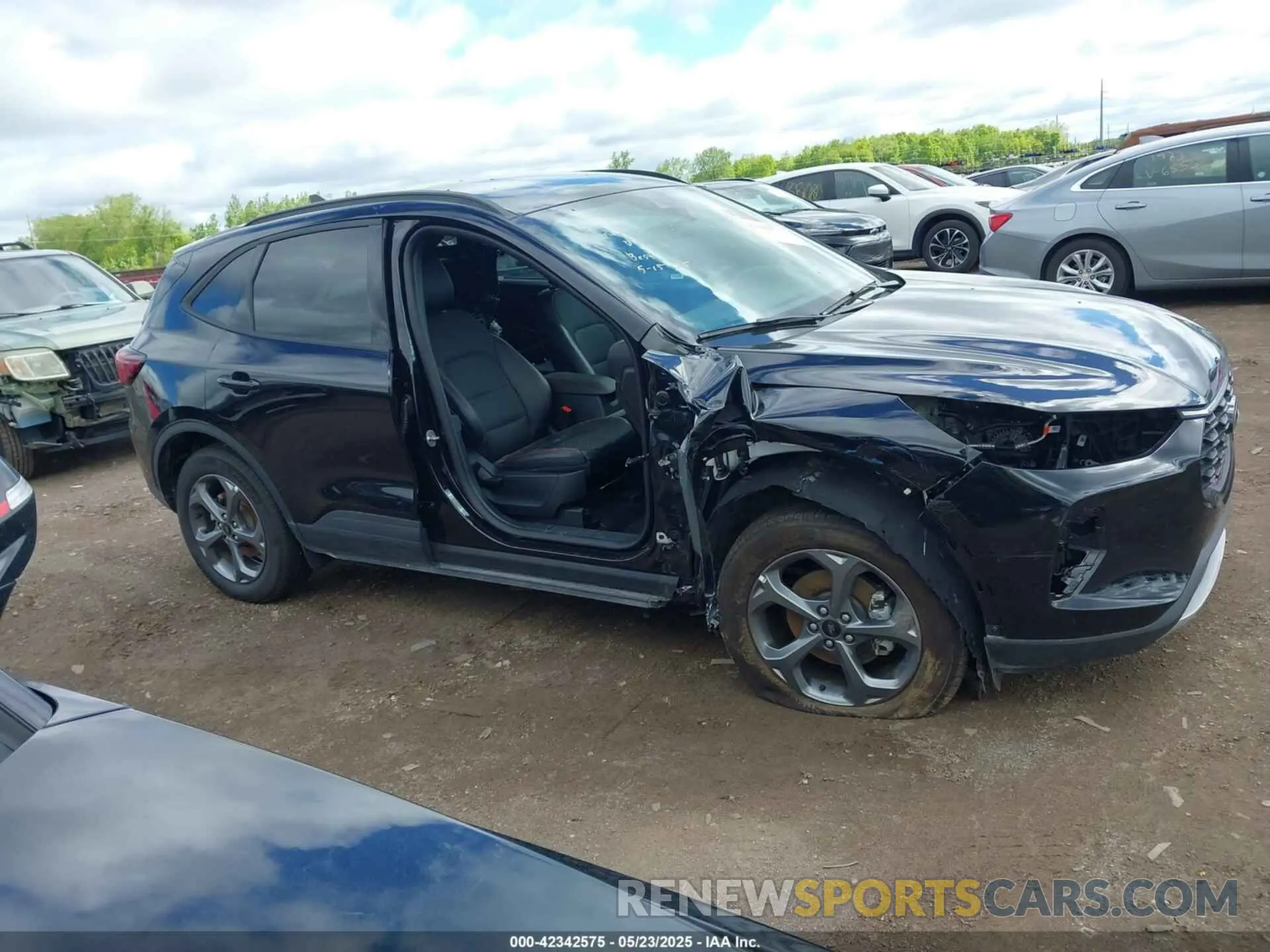 14 fotografías del automóvil dañado 1FMCU9MNXSUA63061 FORD ESCAPE 2025