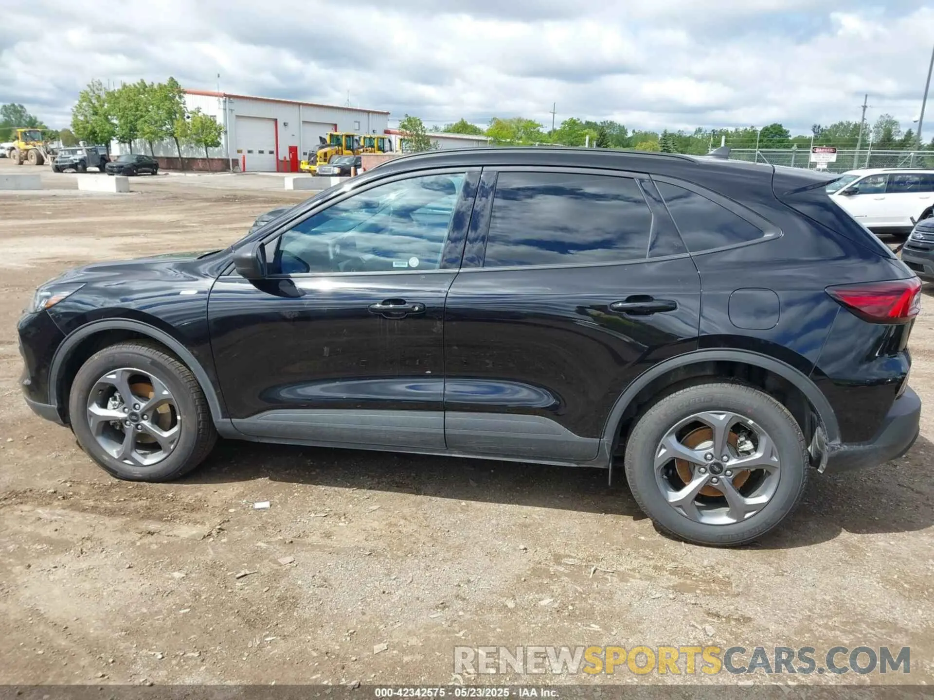 15 fotografías del automóvil dañado 1FMCU9MNXSUA63061 FORD ESCAPE 2025