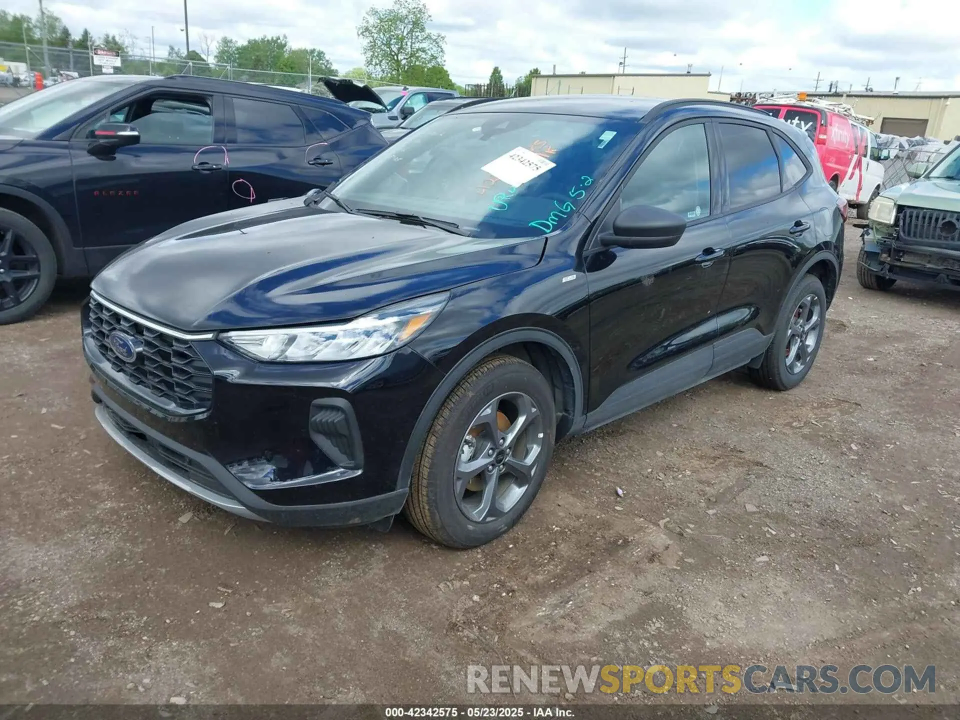 2 fotografías del automóvil dañado 1FMCU9MNXSUA63061 FORD ESCAPE 2025