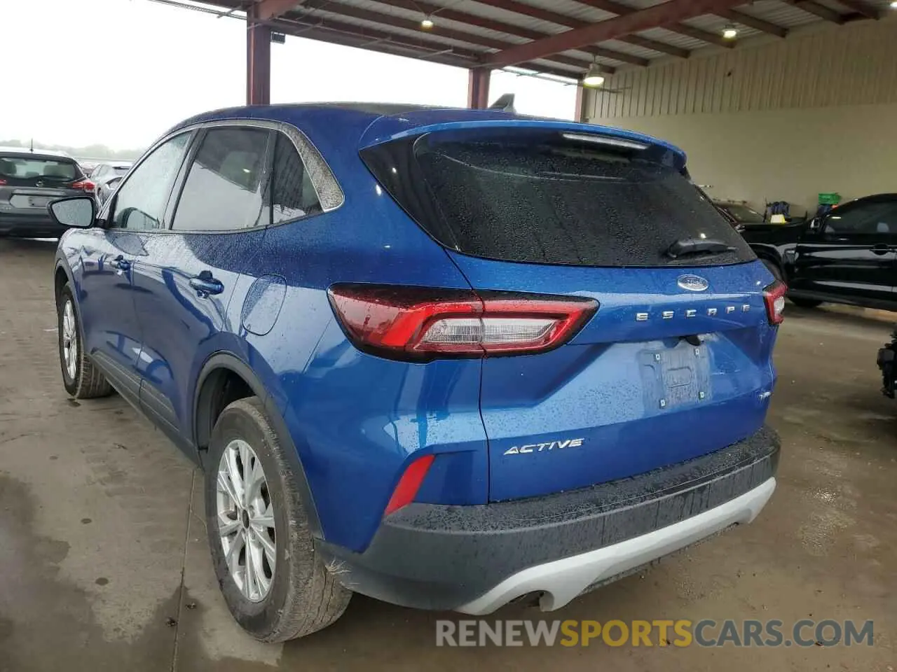2 fotografías del automóvil dañado 1FMCU9GN6PUA34112 FORD ESCAPE ACT 2023