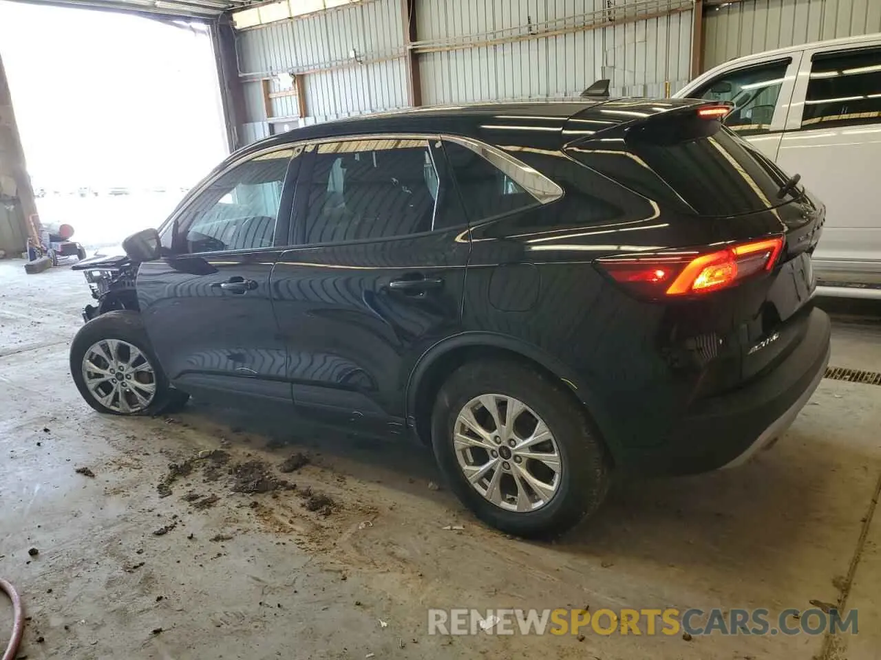 2 fotografías del automóvil dañado 1FMCU9GN7PUA63778 FORD ESCAPE ACT 2023