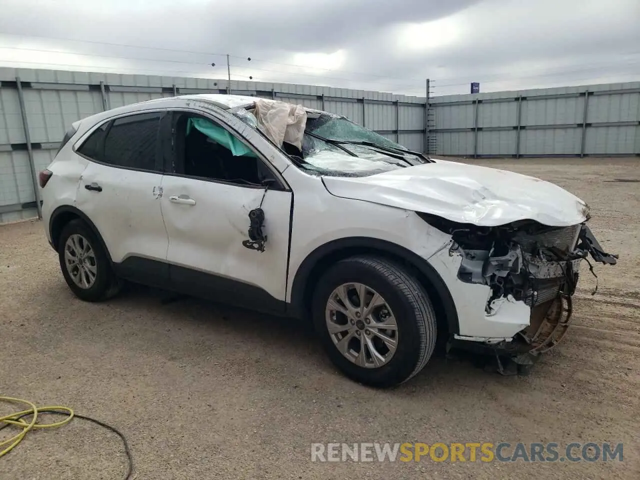 4 fotografías del automóvil dañado 1FMCU0GN5RUA72879 FORD ESCAPE ACT 2024