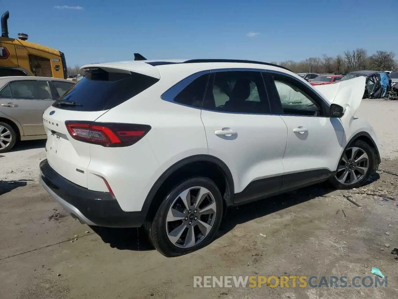 3 fotografías del automóvil dañado 1FMCU9JZ2PUB43226 FORD ESCAPE PLA 2023