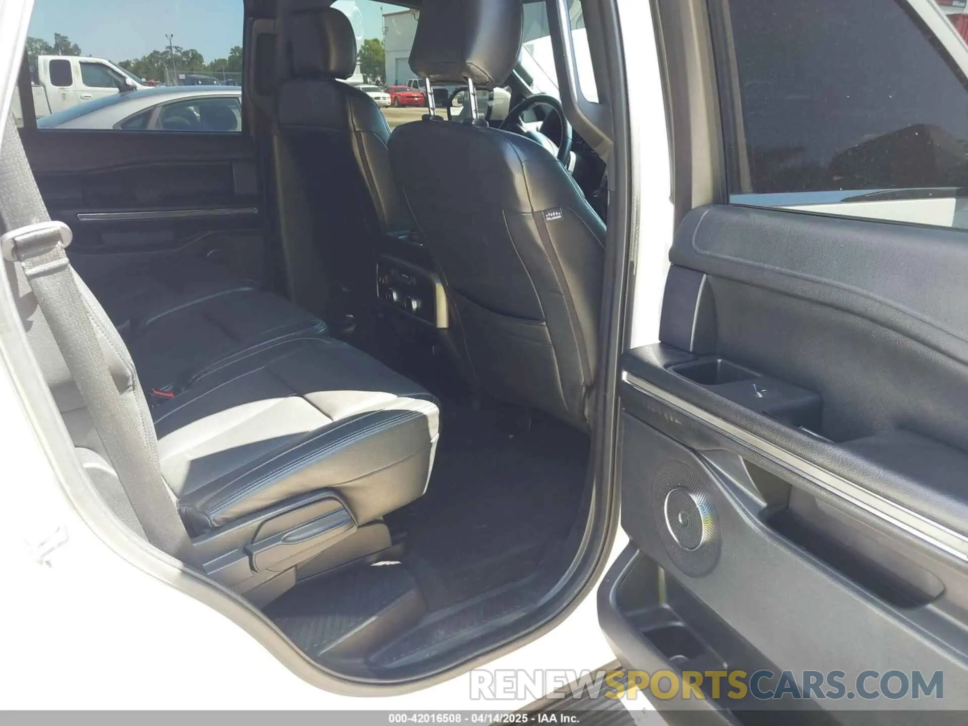 8 fotografías del automóvil dañado 1FMJU1HT3KEA10827 FORD EXPEDITION 2019