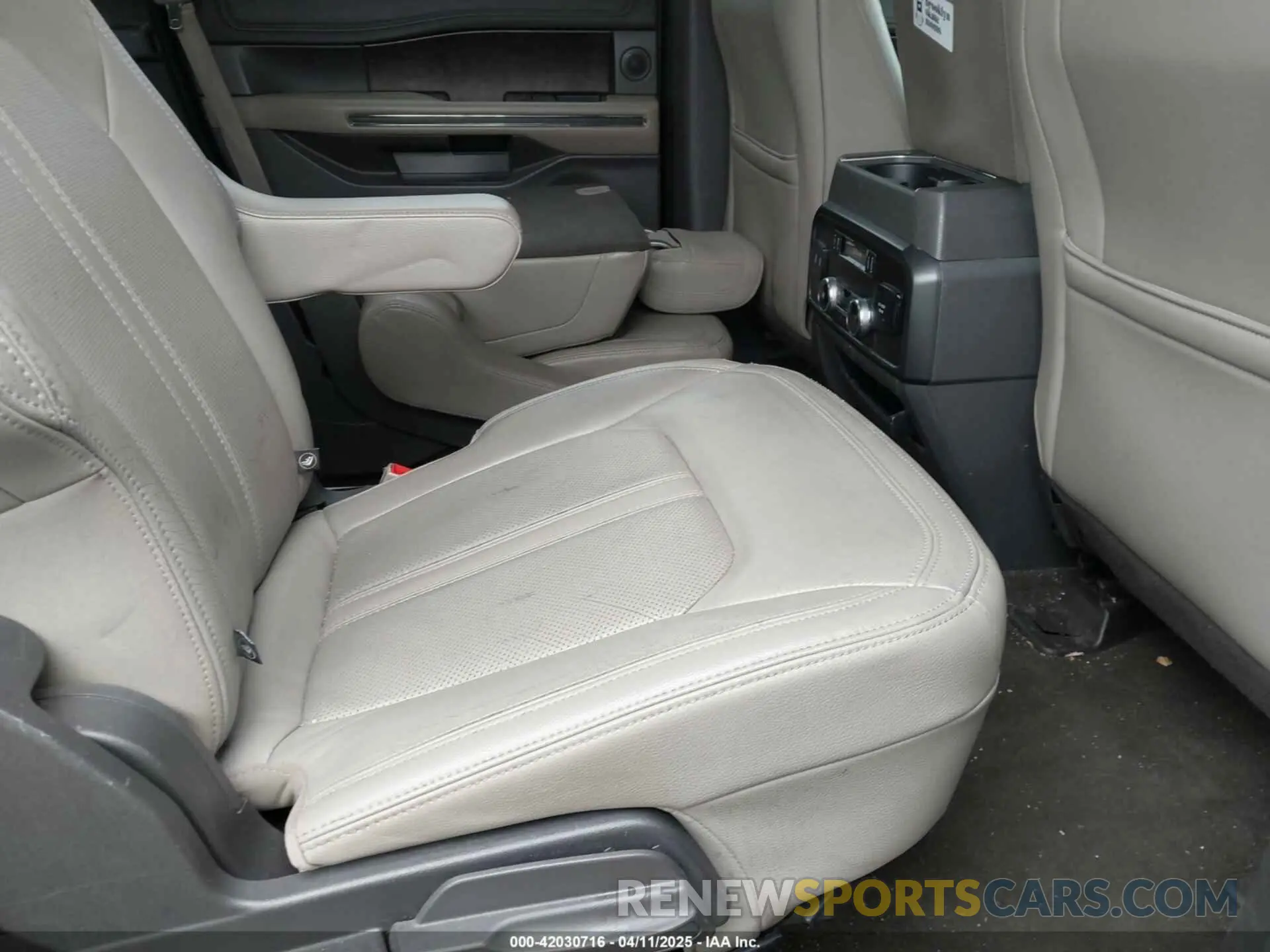 5 fotografías del automóvil dañado 1FMJU1KT8KEA38258 FORD EXPEDITION 2019
