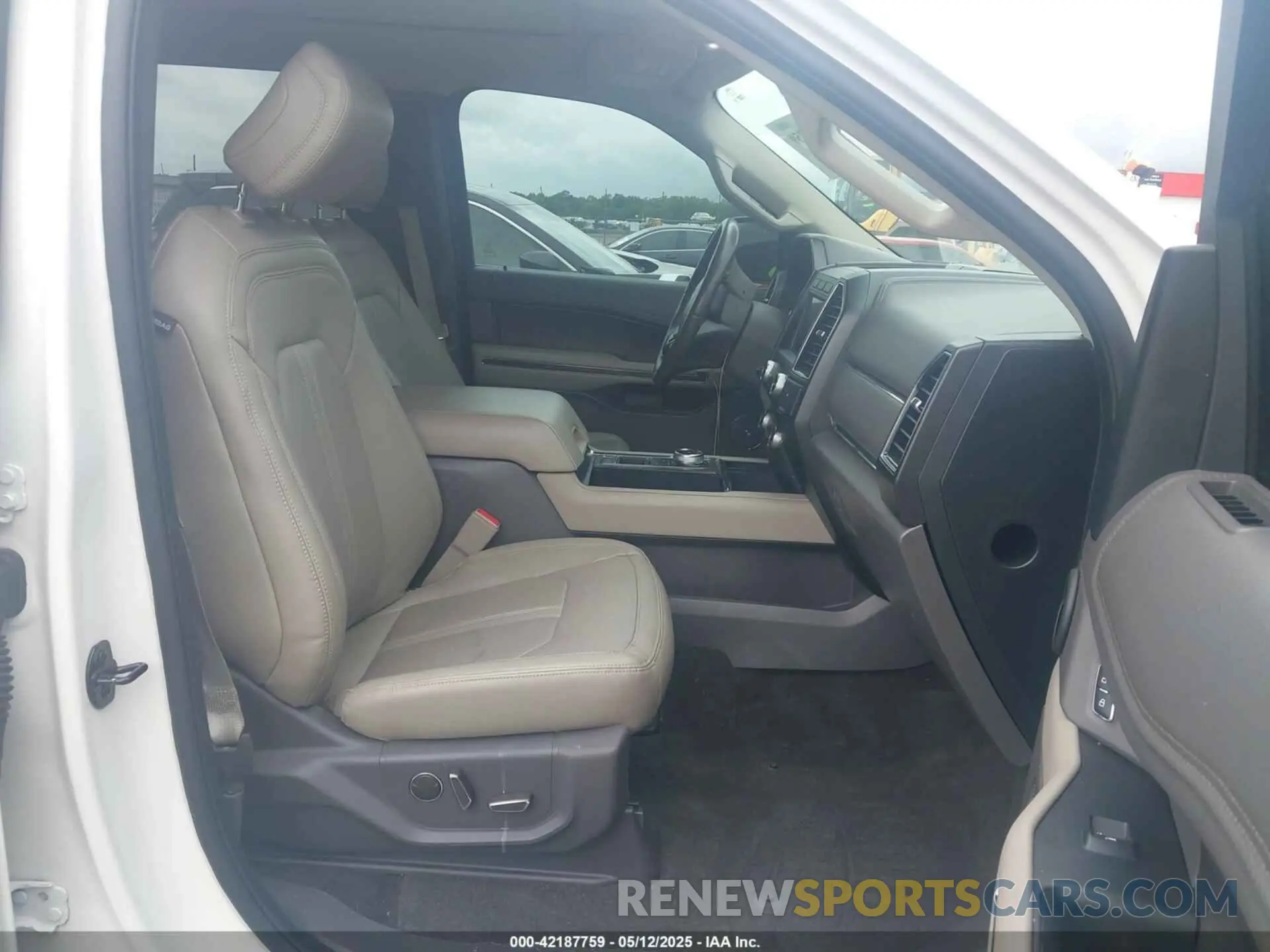 5 fotografías del automóvil dañado 1FMJU1KT8KEA84883 FORD EXPEDITION 2019