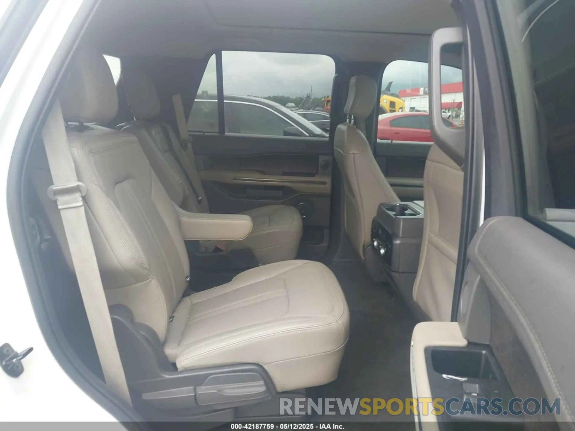 8 fotografías del automóvil dañado 1FMJU1KT8KEA84883 FORD EXPEDITION 2019