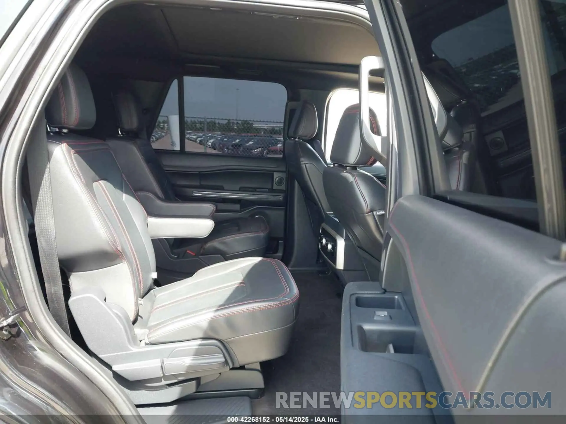 8 fotografías del automóvil dañado 1FMJU2A81PEA34207 FORD EXPEDITION 2023