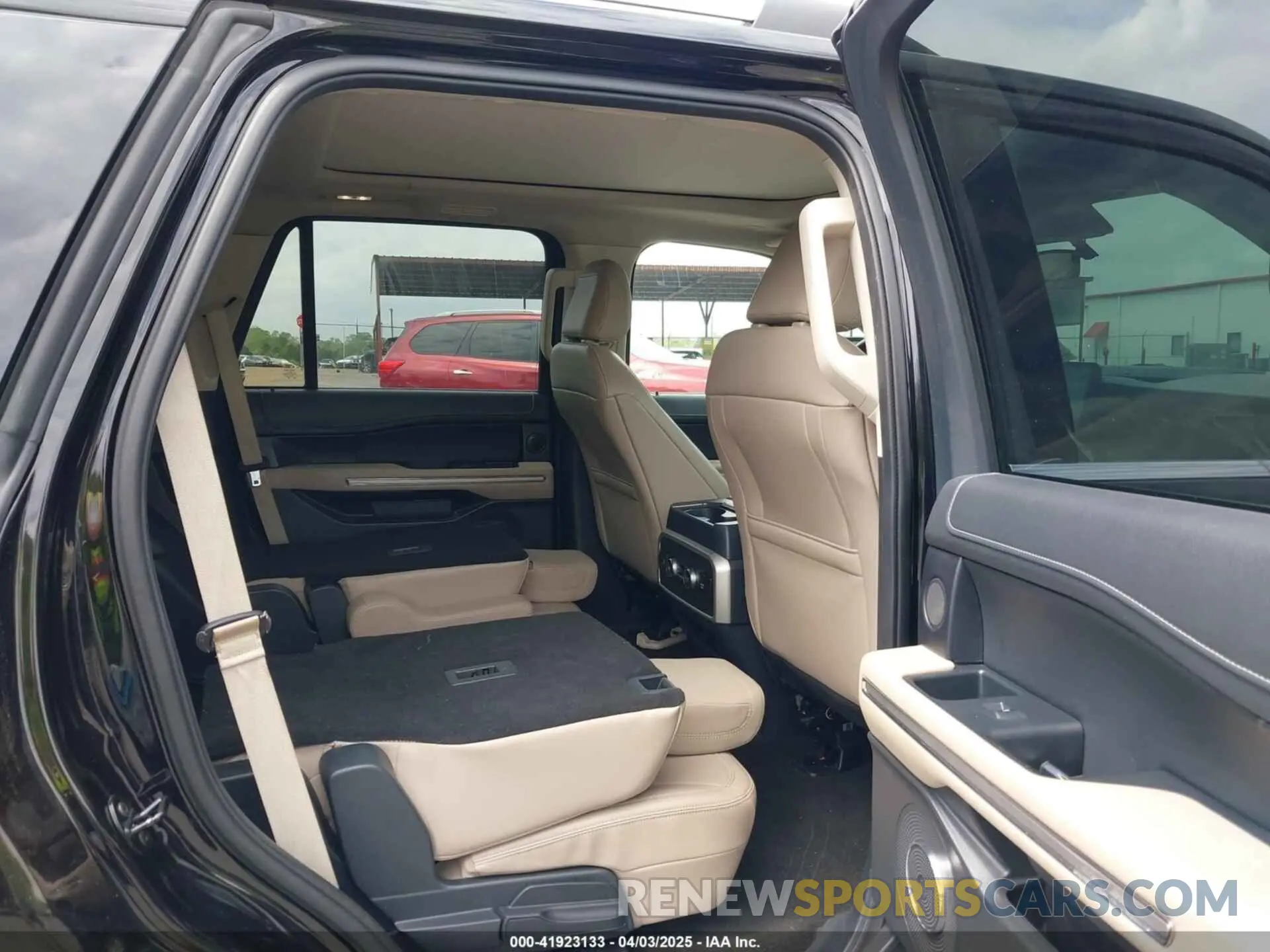 8 fotografías del automóvil dañado 1FMJU2A86PEA15393 FORD EXPEDITION 2023