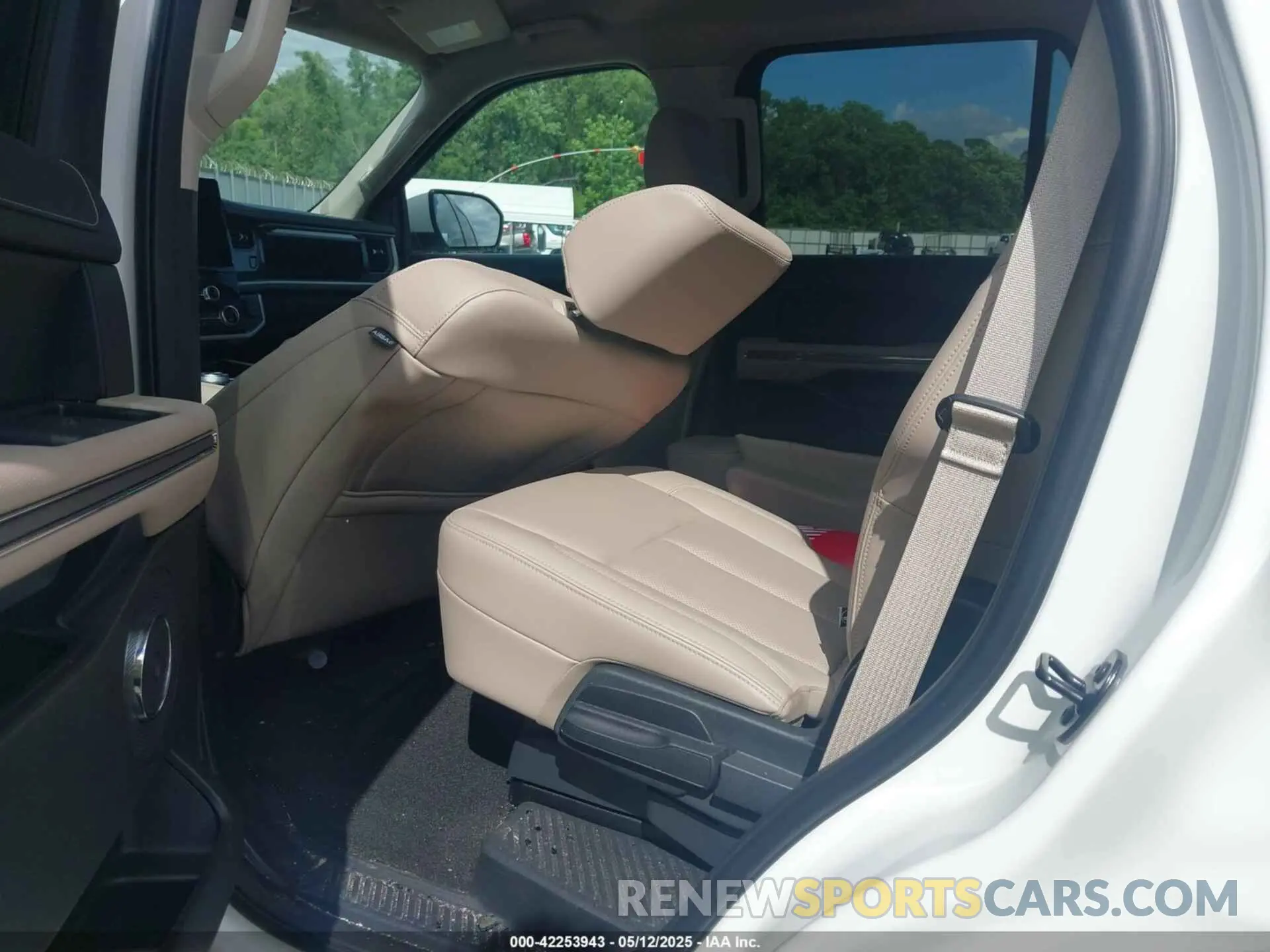 8 fotografías del automóvil dañado 1FMJU1H87REA59678 FORD EXPEDITION 2024