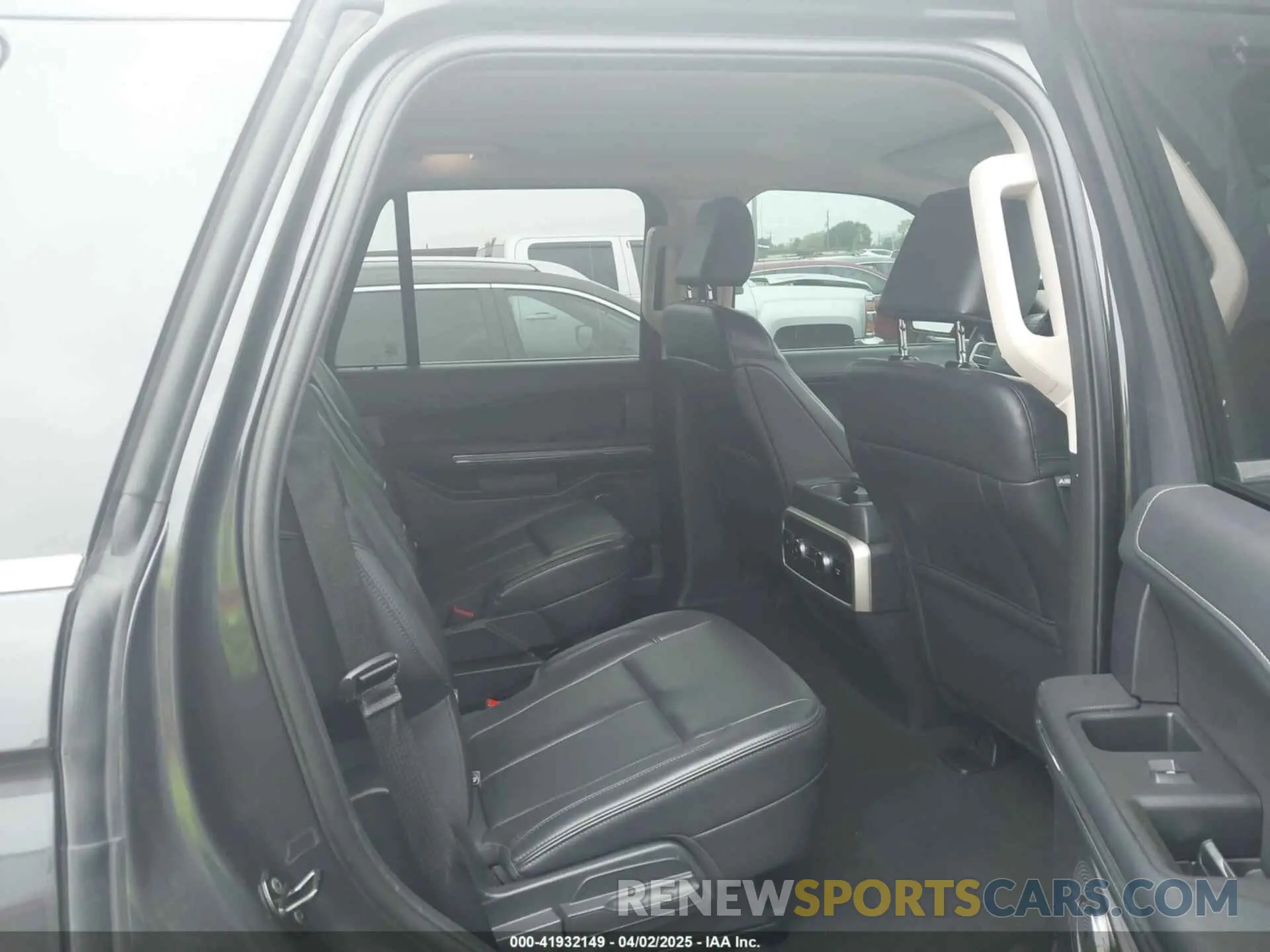8 fotografías del automóvil dañado 1FMJU1J81REA43051 FORD EXPEDITION 2024