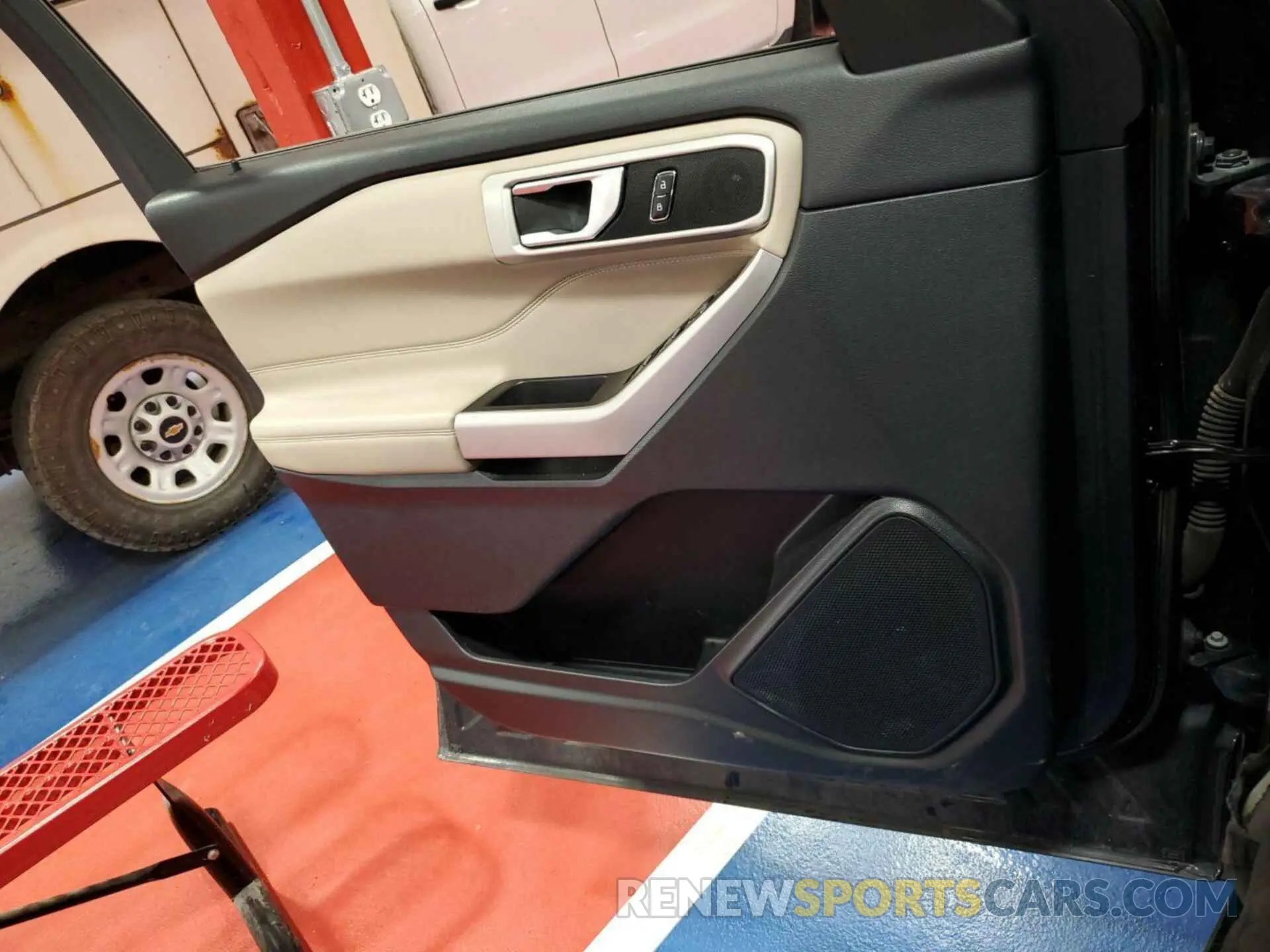2 fotografías del automóvil dañado 1FMSK8DH8PGB75417 FORD EXPLORER 2023