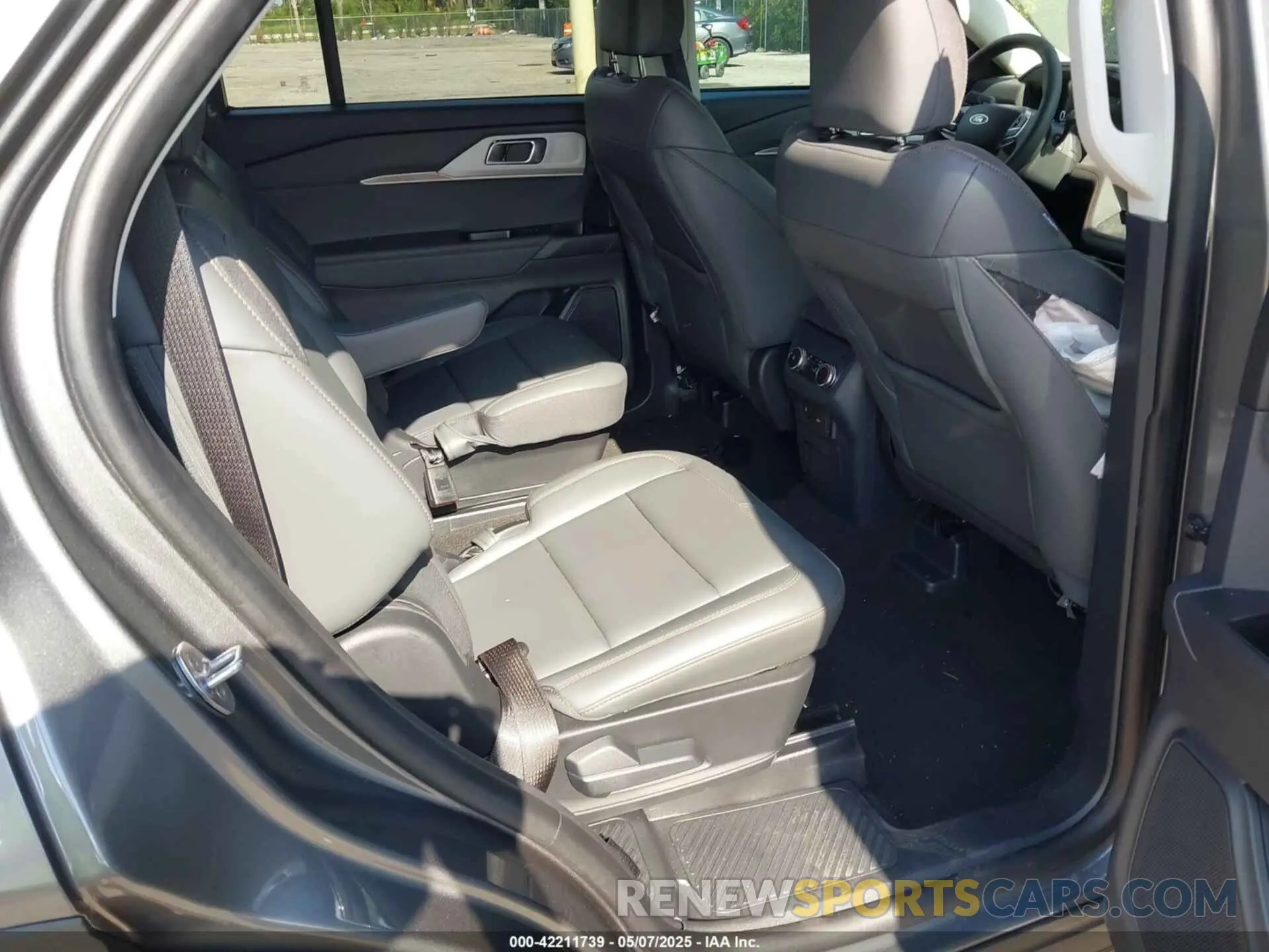 8 fotografías del automóvil dañado 1FMUK7DH7SGA49643 FORD EXPLORER 2025