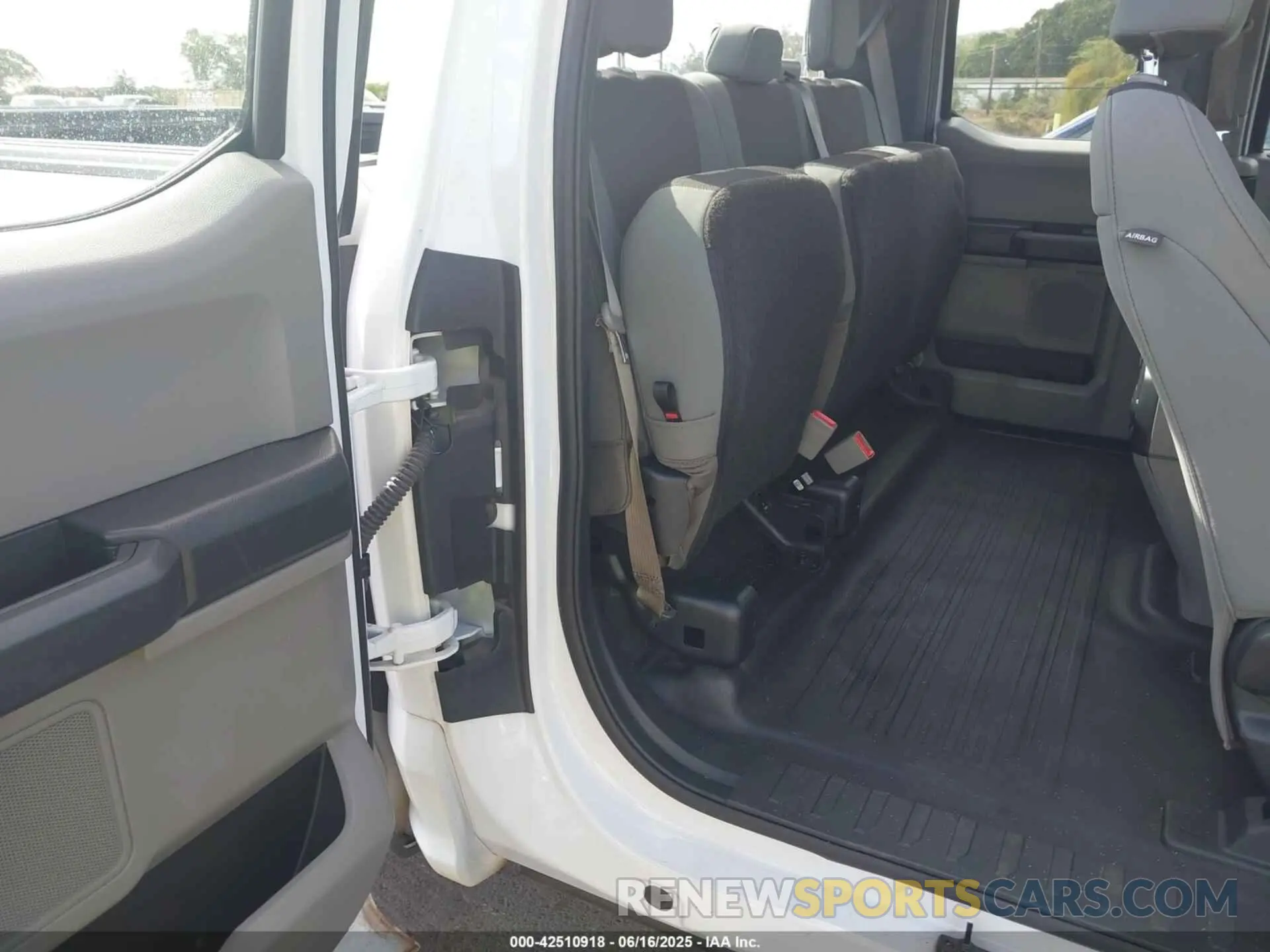 8 fotografías del automóvil dañado 1FTEX1C48KKD51946 FORD F-150 2019