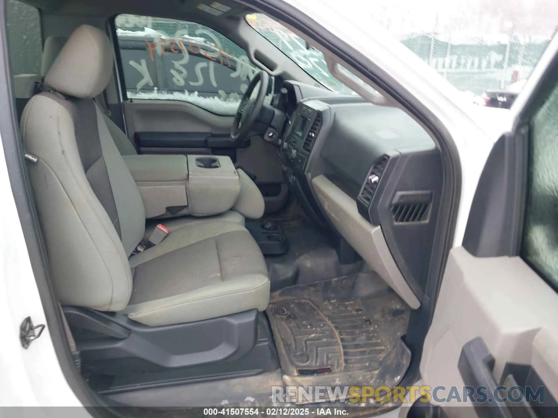 5 fotografías del automóvil dañado 1FTNF1E40KKC29128 FORD F-150 2019