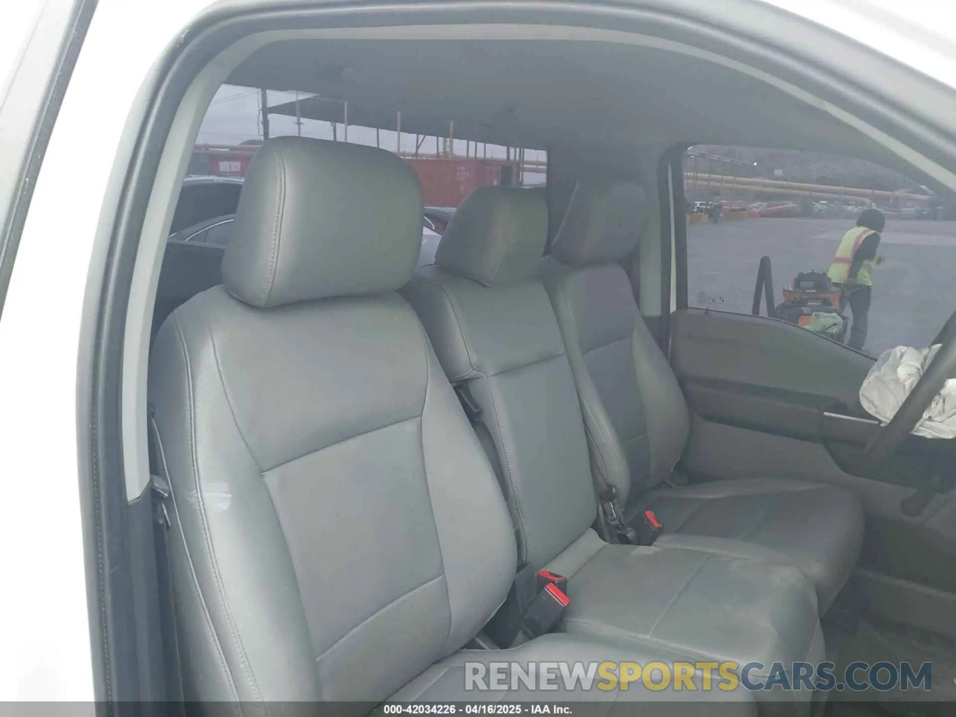 8 fotografías del automóvil dañado 1FTMF1CB4NKE51463 FORD F-150 2022