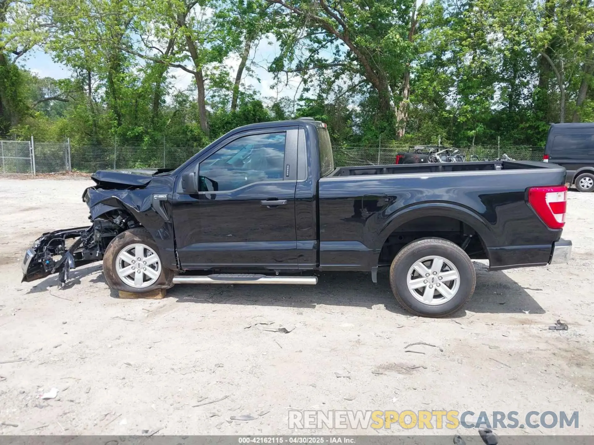 14 fotografías del automóvil dañado 1FTMF1C58PKF26310 FORD F-150 2023