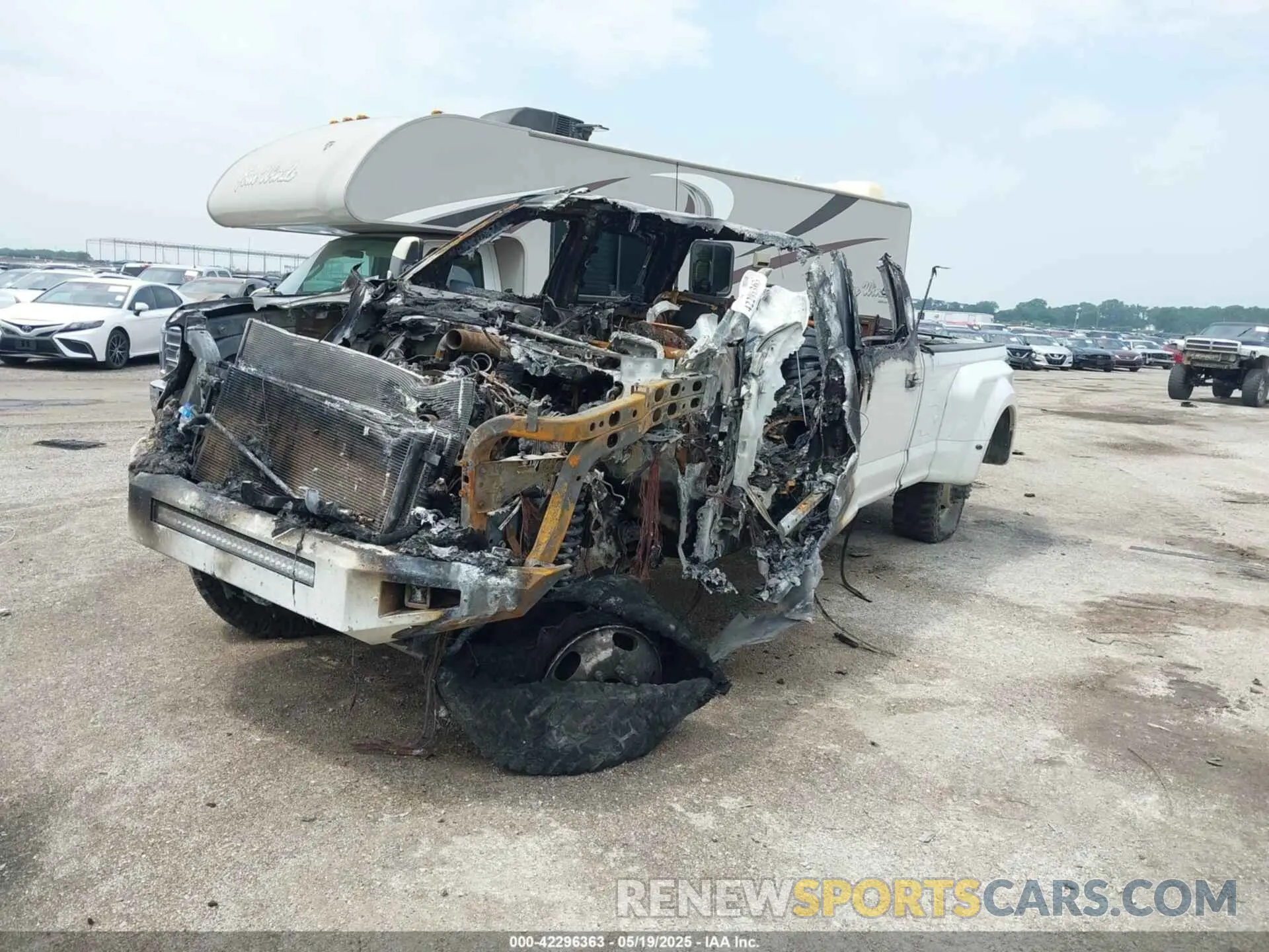 2 fotografías del automóvil dañado 1FT8W3DT5KED64377 FORD F-350 2019
