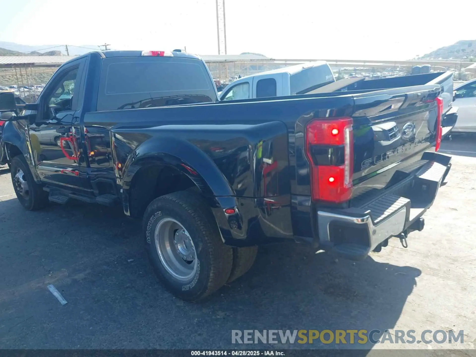 3 fotografías del automóvil dañado 1FTRF3CT0PED35480 FORD F-350 2023
