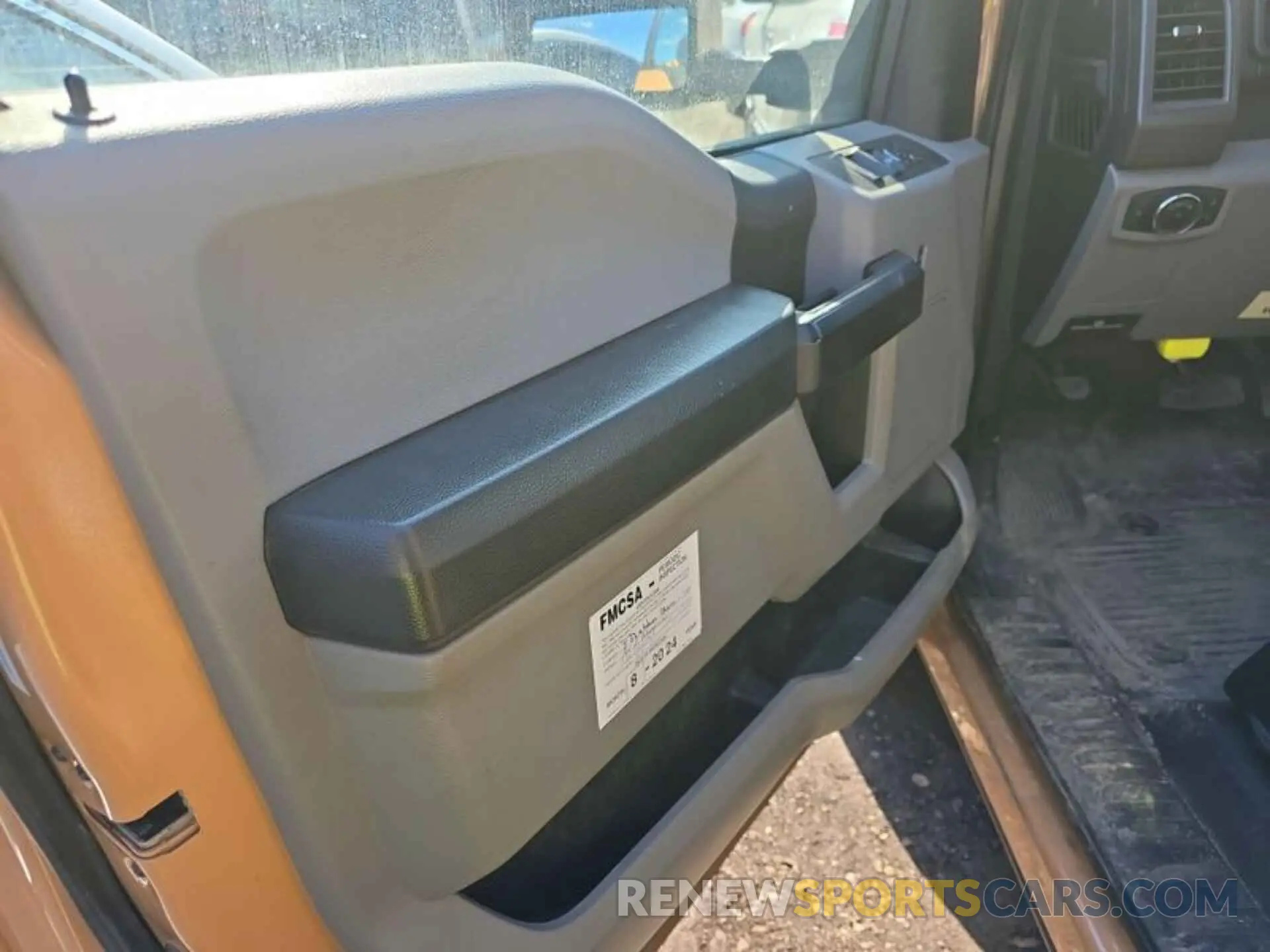 3 fotografías del automóvil dañado 1FD8W3E6XKEF05593 FORD F-350 CHASSIS 2019
