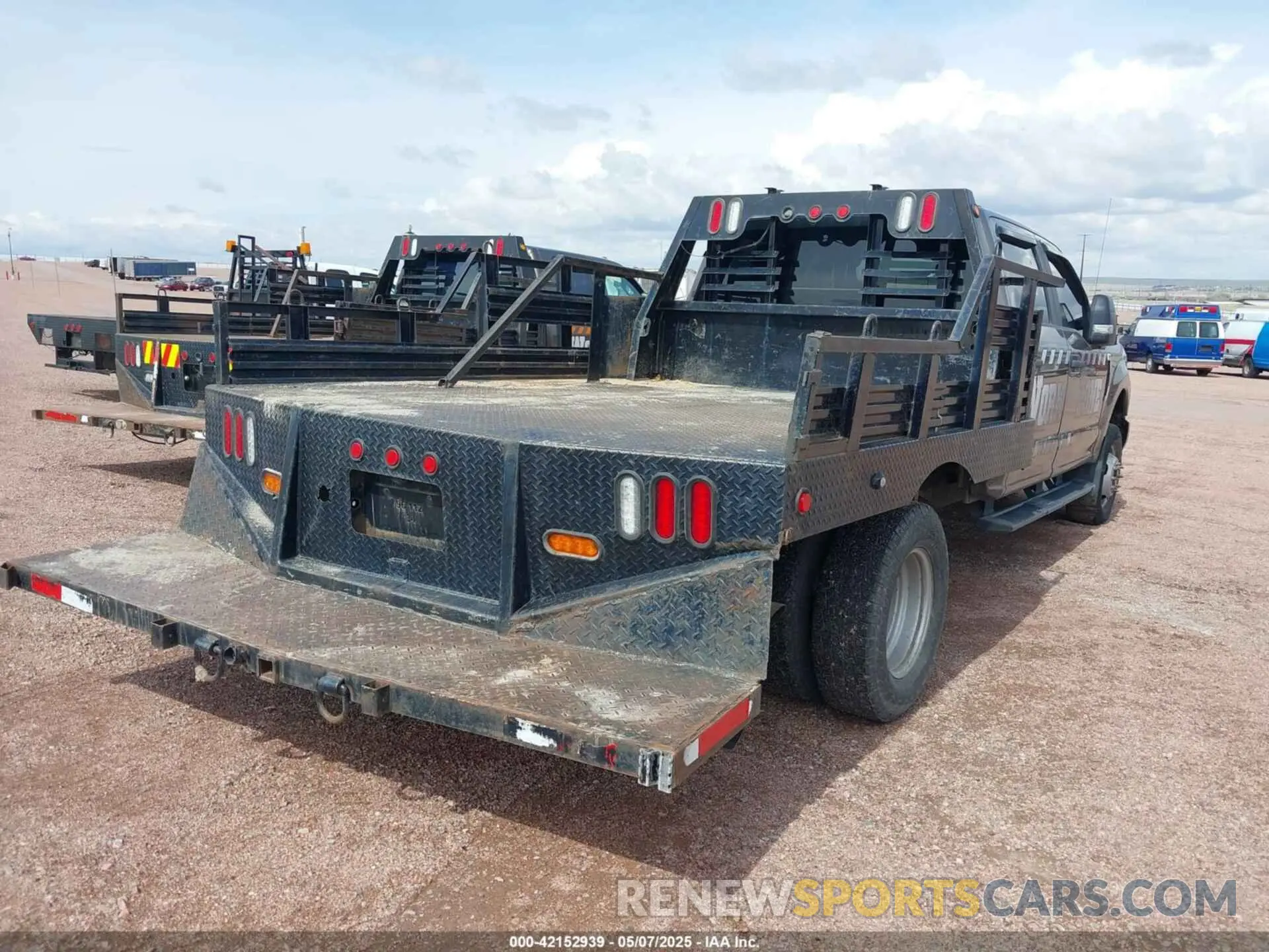4 fotografías del automóvil dañado 1FD8W3H69KED65435 FORD F-350 CHASSIS 2019