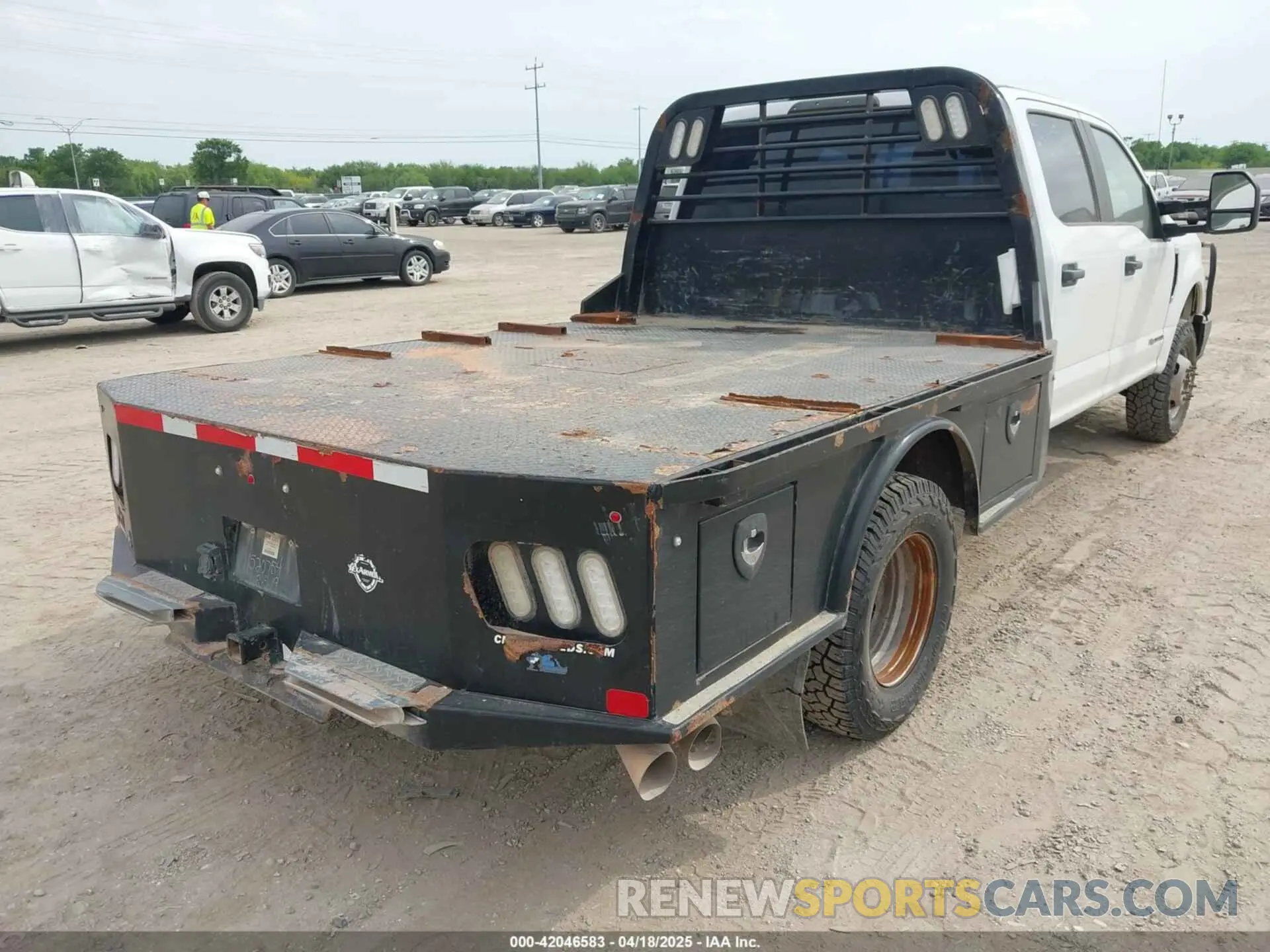4 fotografías del automóvil dañado 1FD8W3HT4KEG56933 FORD F-350 CHASSIS 2019